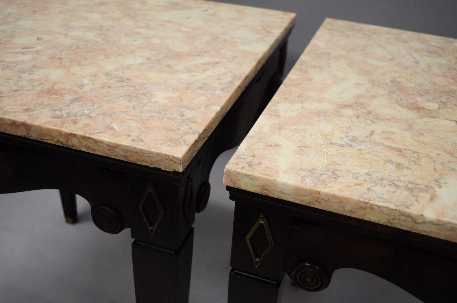 Paire d'anciennes tables d'appoint carrées en acajou avec plateau en marbre rose de l'époque Weiman 2