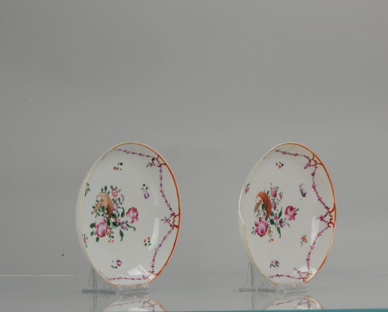 Une belle assiette chinoise ancienne, fabriquée pendant la période Qianlong. Entièrement décorée de fleurs et d'un coquillage central.

Informations complémentaires :
MATERIAL : Porcelaine et poterie
Type : Plaques
Région d'origine : Chine
Période :