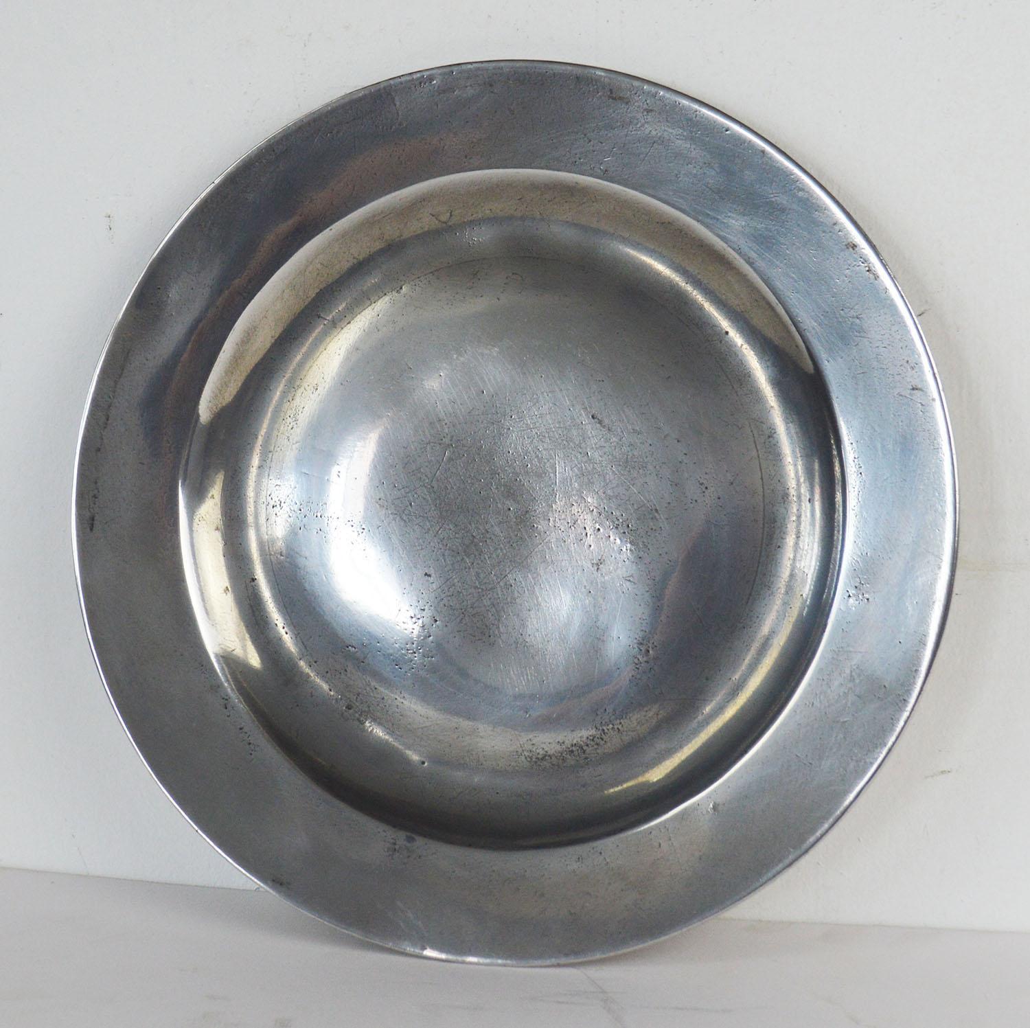 Pair of Antique Polished 9.5 inch Pewter Plates, English, 18th Century In Good Condition In St Annes, Lancashire