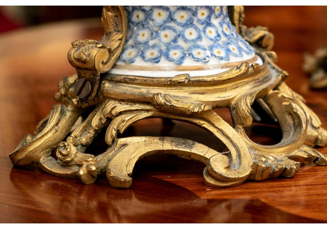 Regency Paire de vases balustres anciens montés en porcelaine, bronze et bronze doré en vente