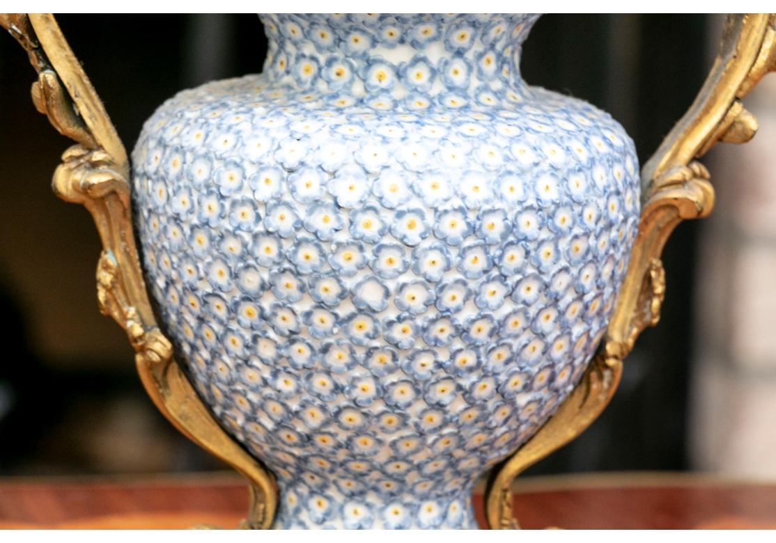 Européen Paire de vases balustres anciens montés en porcelaine, bronze et bronze doré en vente