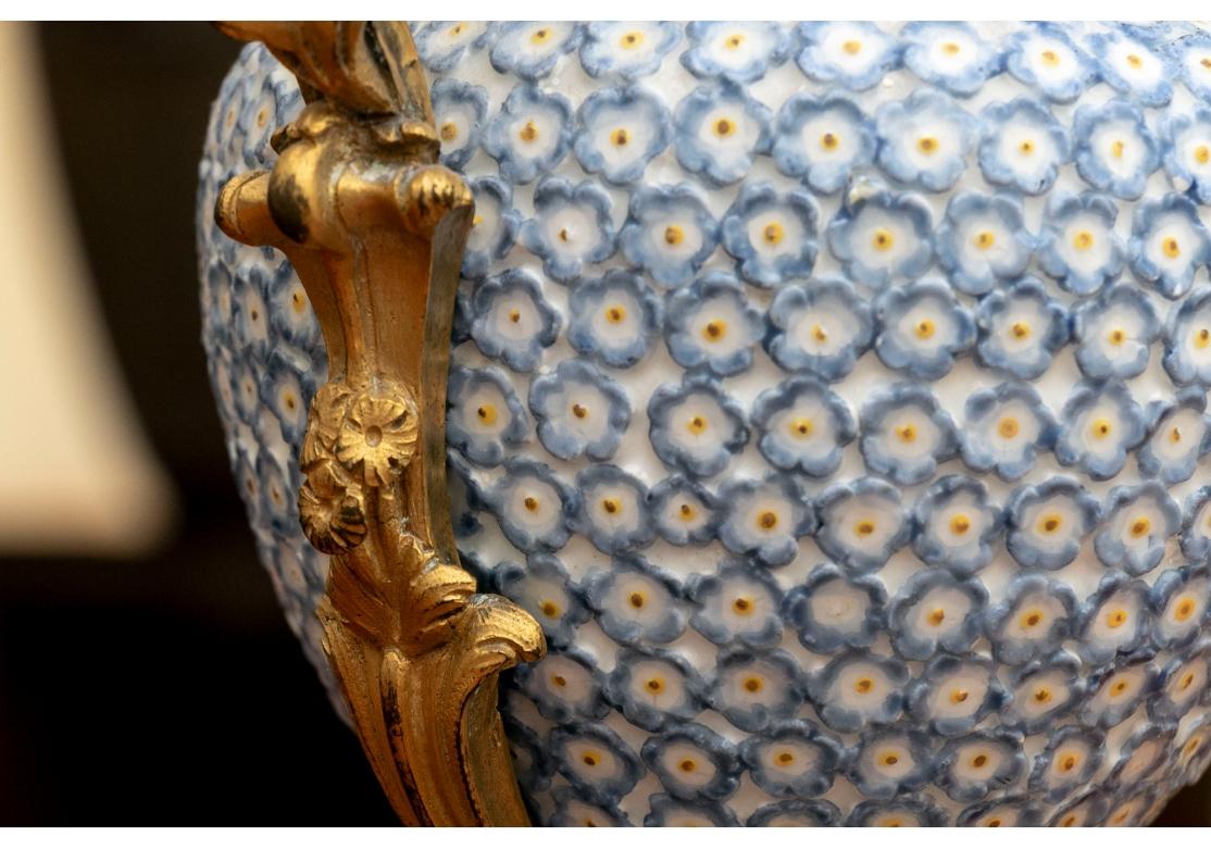 Doré Paire de vases balustres anciens montés en porcelaine, bronze et bronze doré en vente