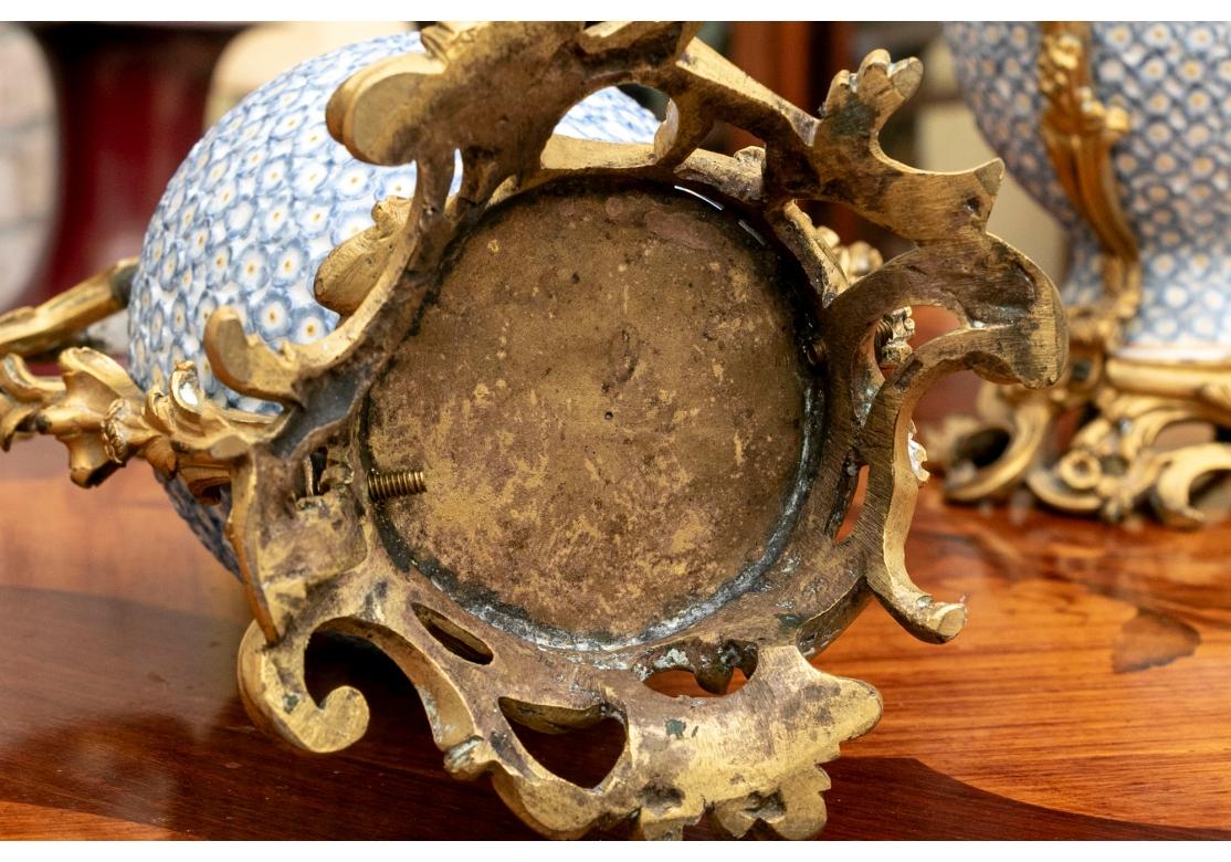 Métal Paire de vases balustres anciens montés en porcelaine, bronze et bronze doré en vente