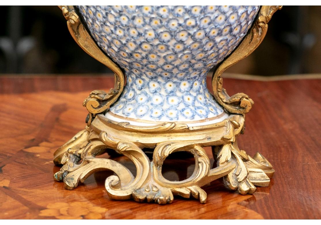 Paire de vases balustres anciens montés en porcelaine, bronze et bronze doré en vente 1