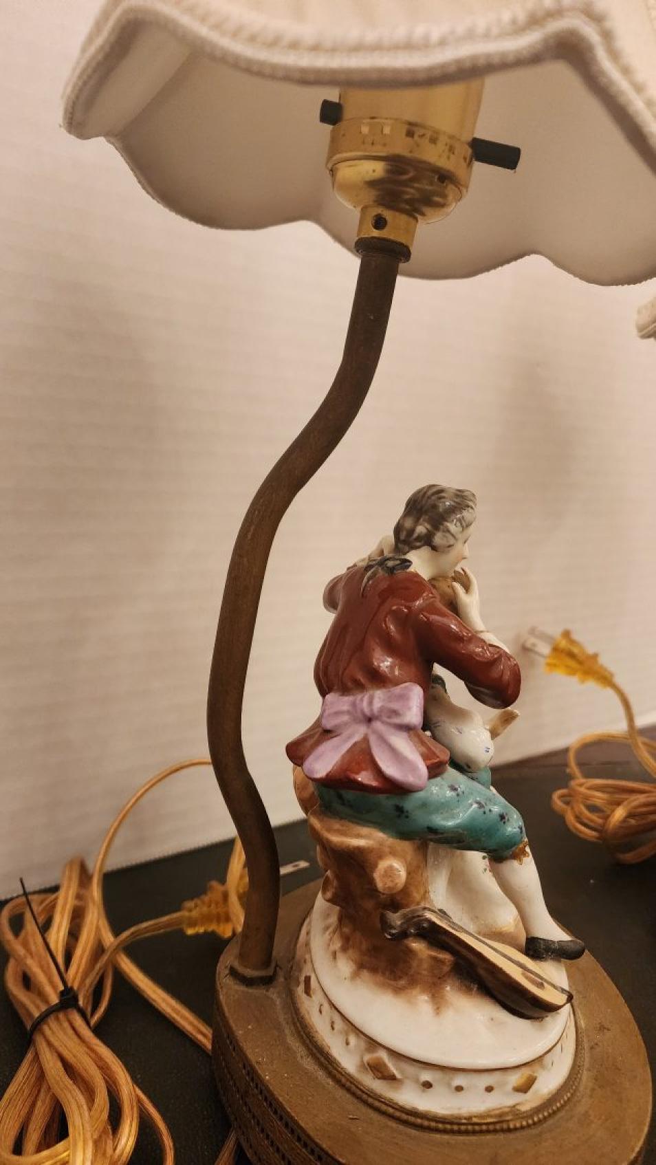 Paire de lampes anciennes en porcelaine en vente 2