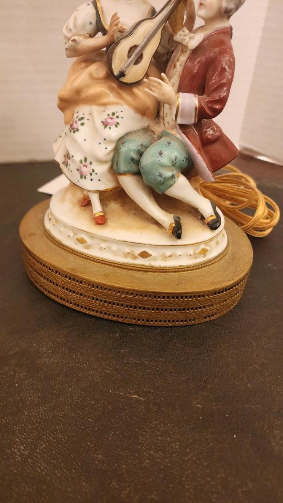 Paire de lampes anciennes en porcelaine en vente 4