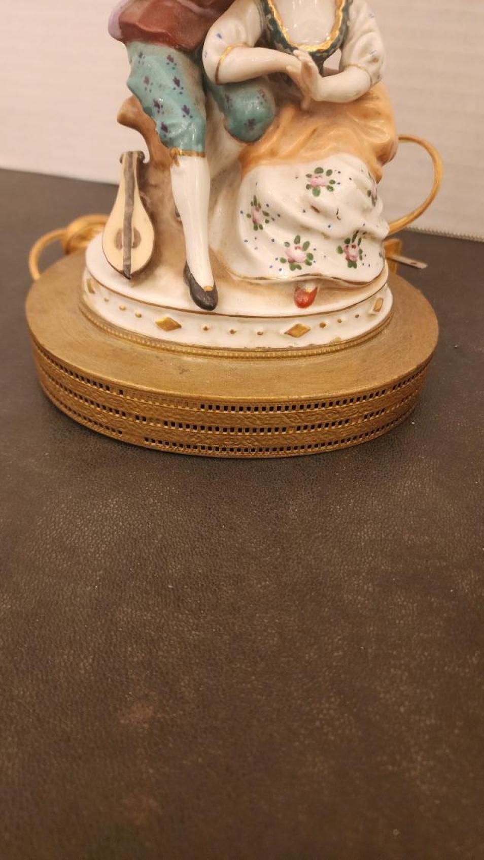 Paire de lampes anciennes en porcelaine en vente 5