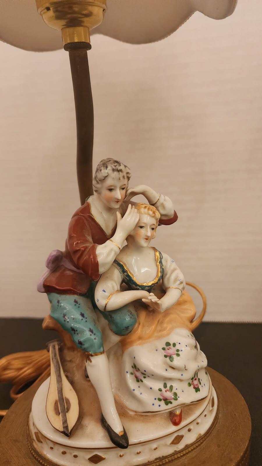 Cette annonce présente une paire de lampes en porcelaine à brancher qui datent pour la plupart du 20e siècle et qui proviennent probablement du Royaume-Uni ou de régions similaires en Europe. 

L'une des lampes représente un homme et une femme