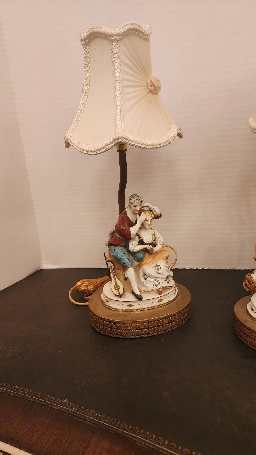 Colonial britannique Paire de lampes anciennes en porcelaine en vente