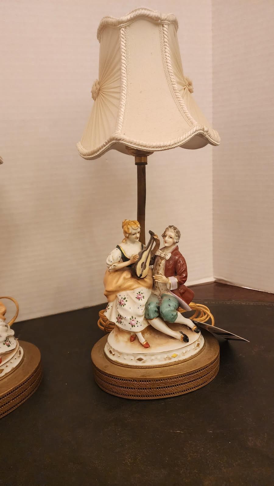 Anglais Paire de lampes anciennes en porcelaine en vente