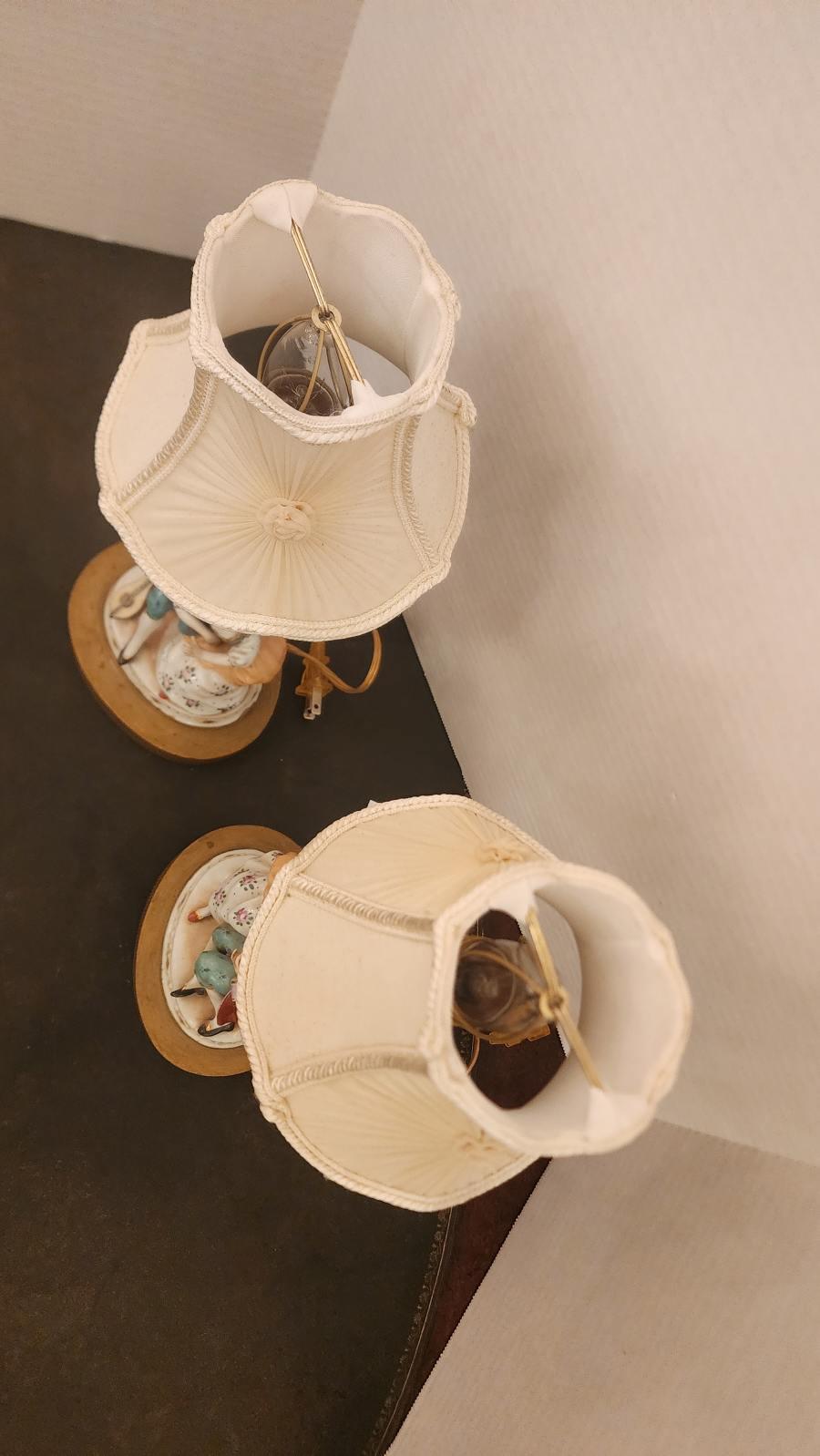 Émaillé Paire de lampes anciennes en porcelaine en vente