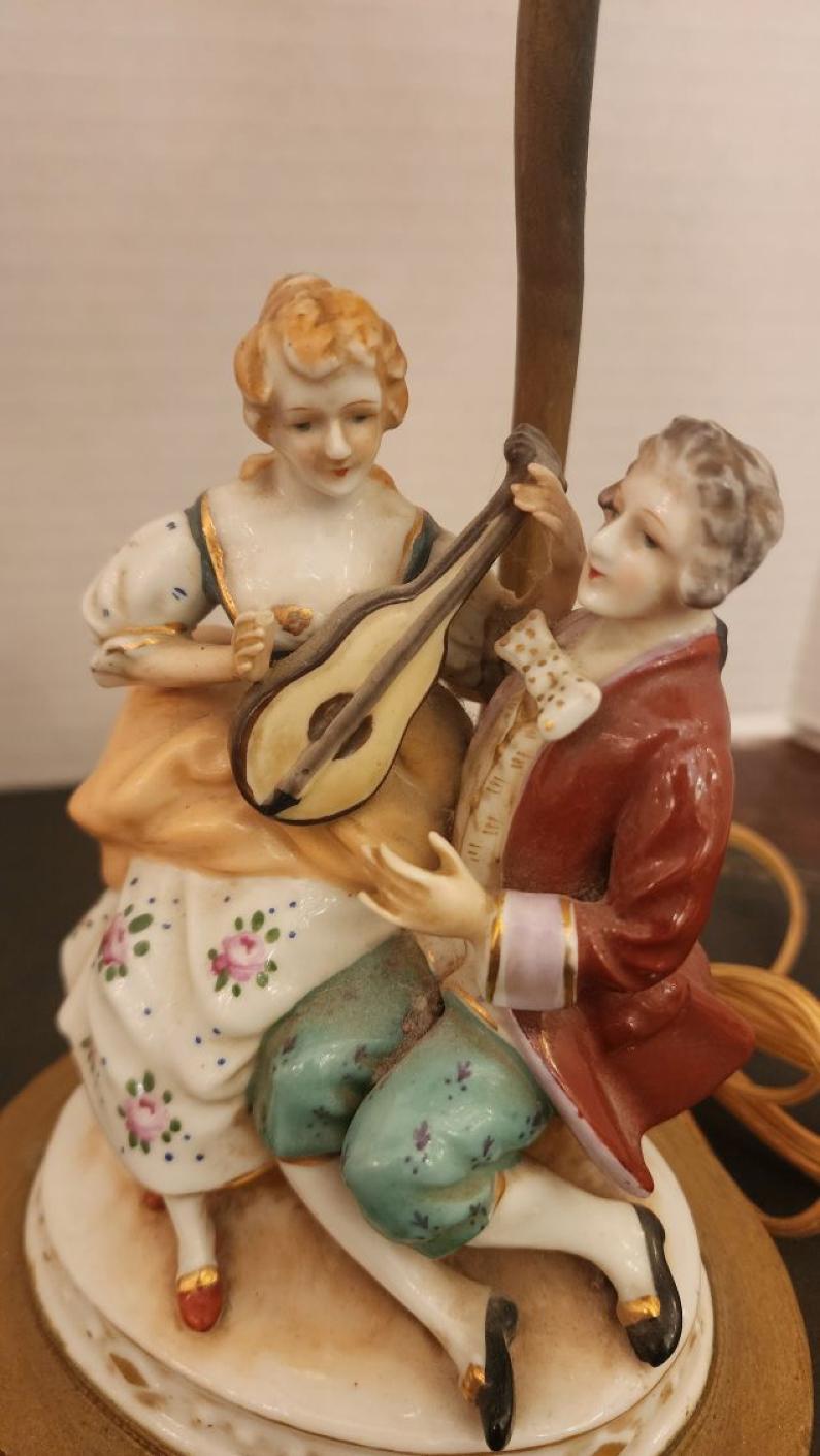 Paire de lampes anciennes en porcelaine Excellent état - En vente à Dallas, TX