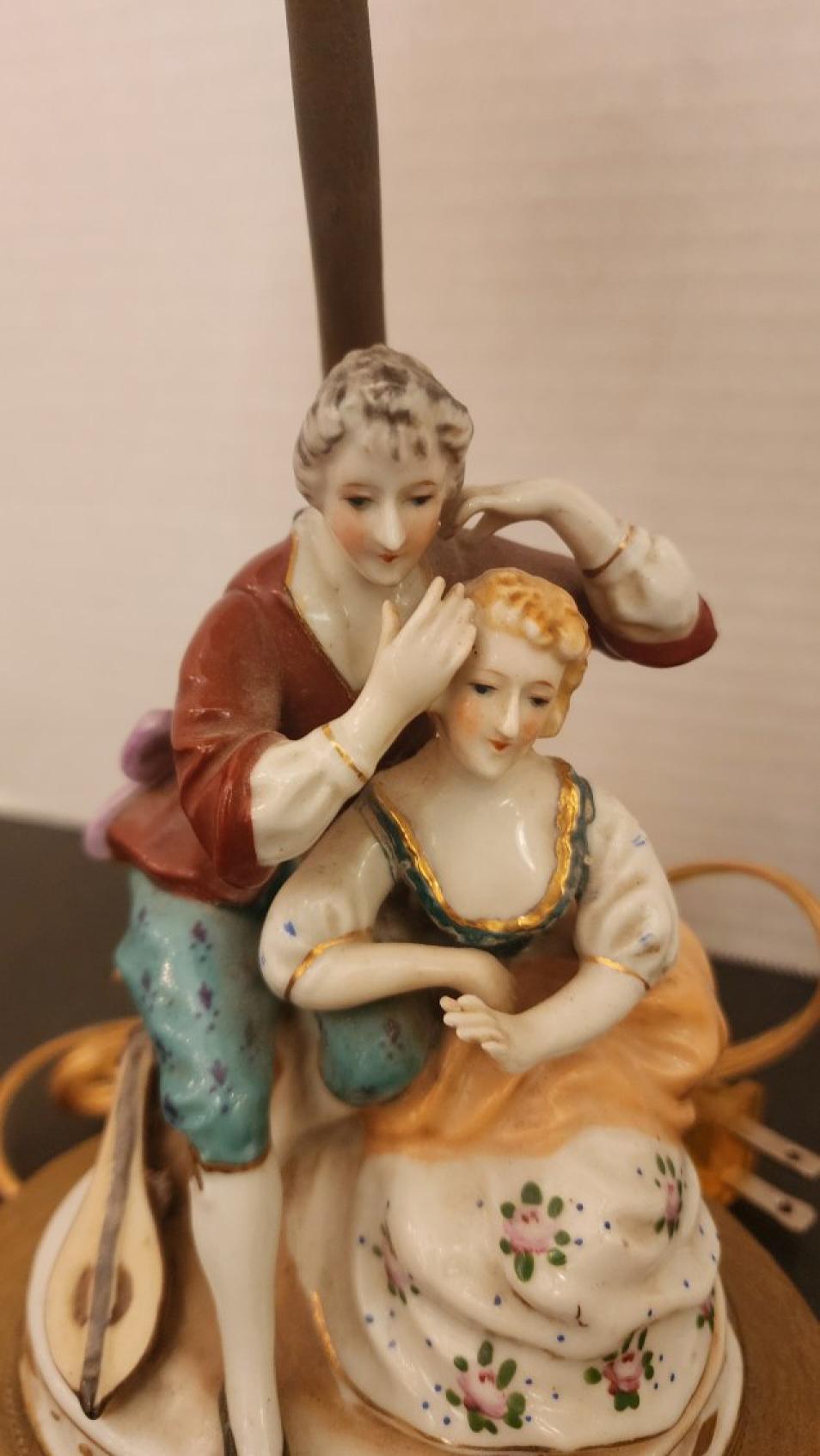 20ième siècle Paire de lampes anciennes en porcelaine en vente