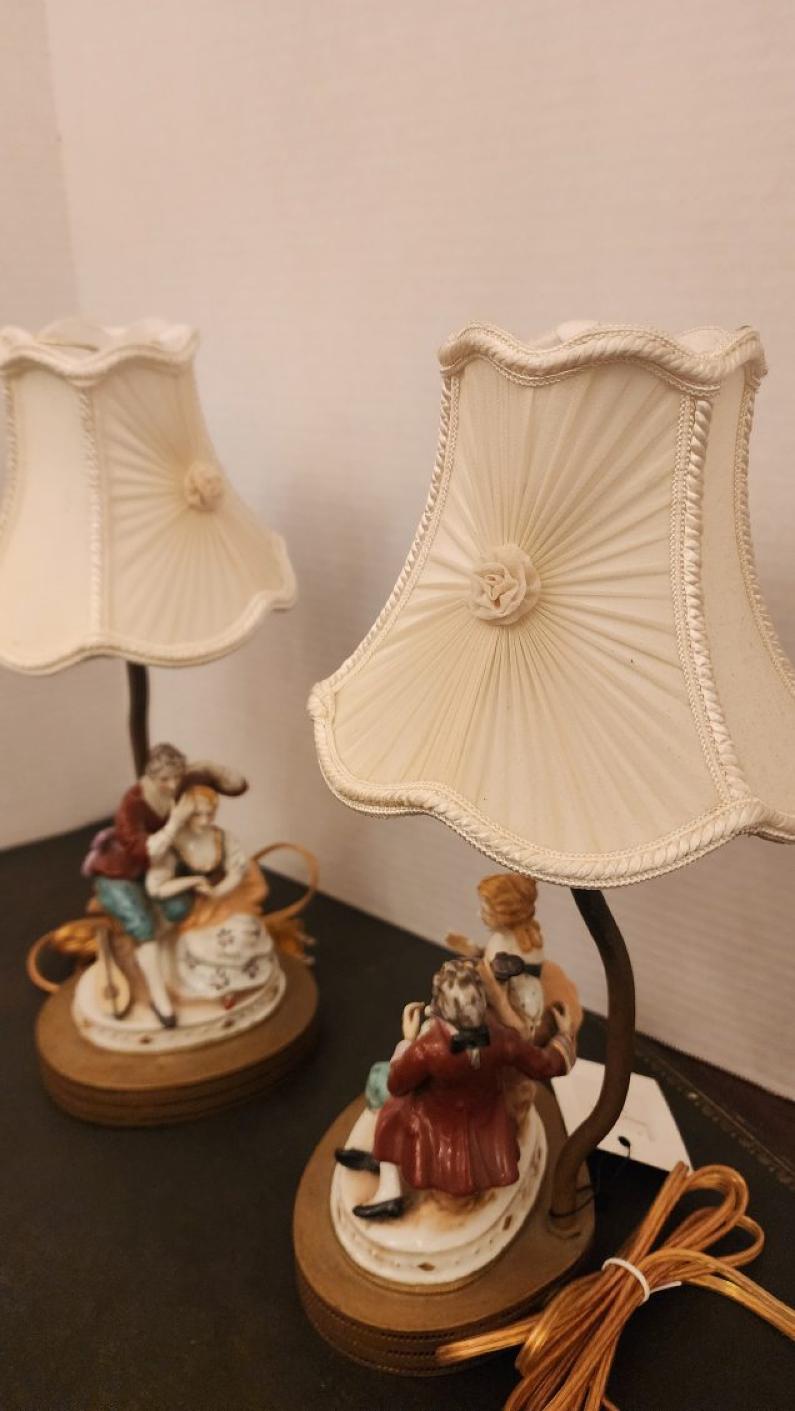 Laiton Paire de lampes anciennes en porcelaine en vente