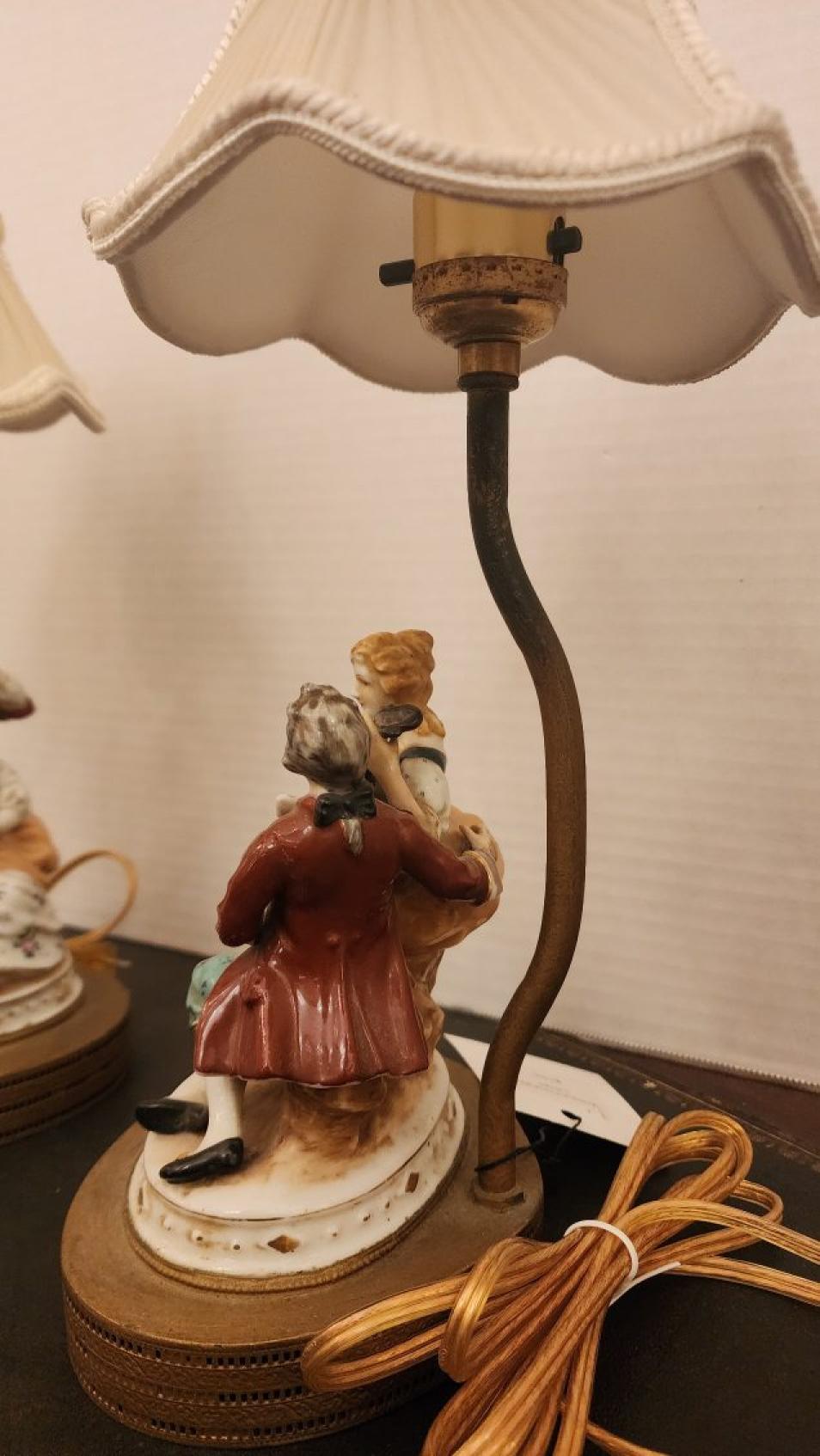 Paire de lampes anciennes en porcelaine en vente 1