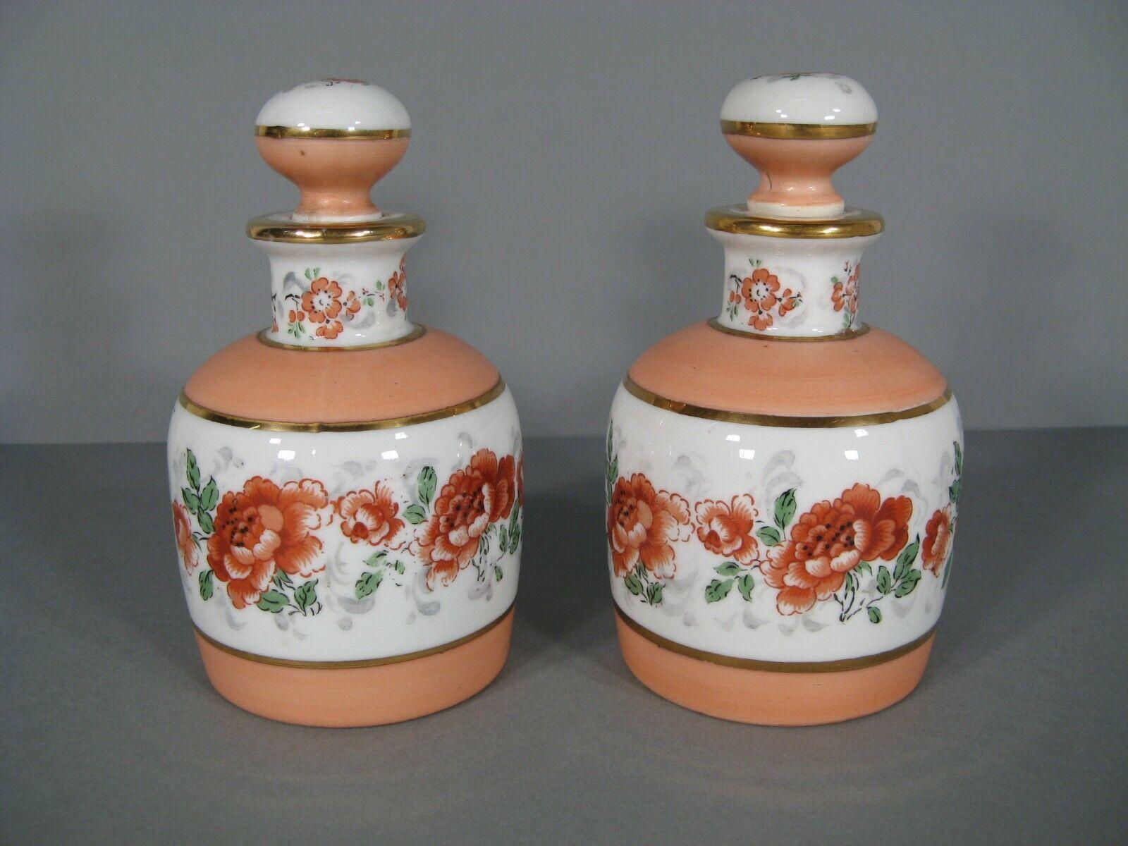 Este encantador par de frascos de perfume de porcelana antigua presenta un elegante motivo floral. Estas botellas, que datan de la primera mitad del siglo XX, añaden un toque de sofisticación vintage a cualquier colección o decoración.

Detalles del
