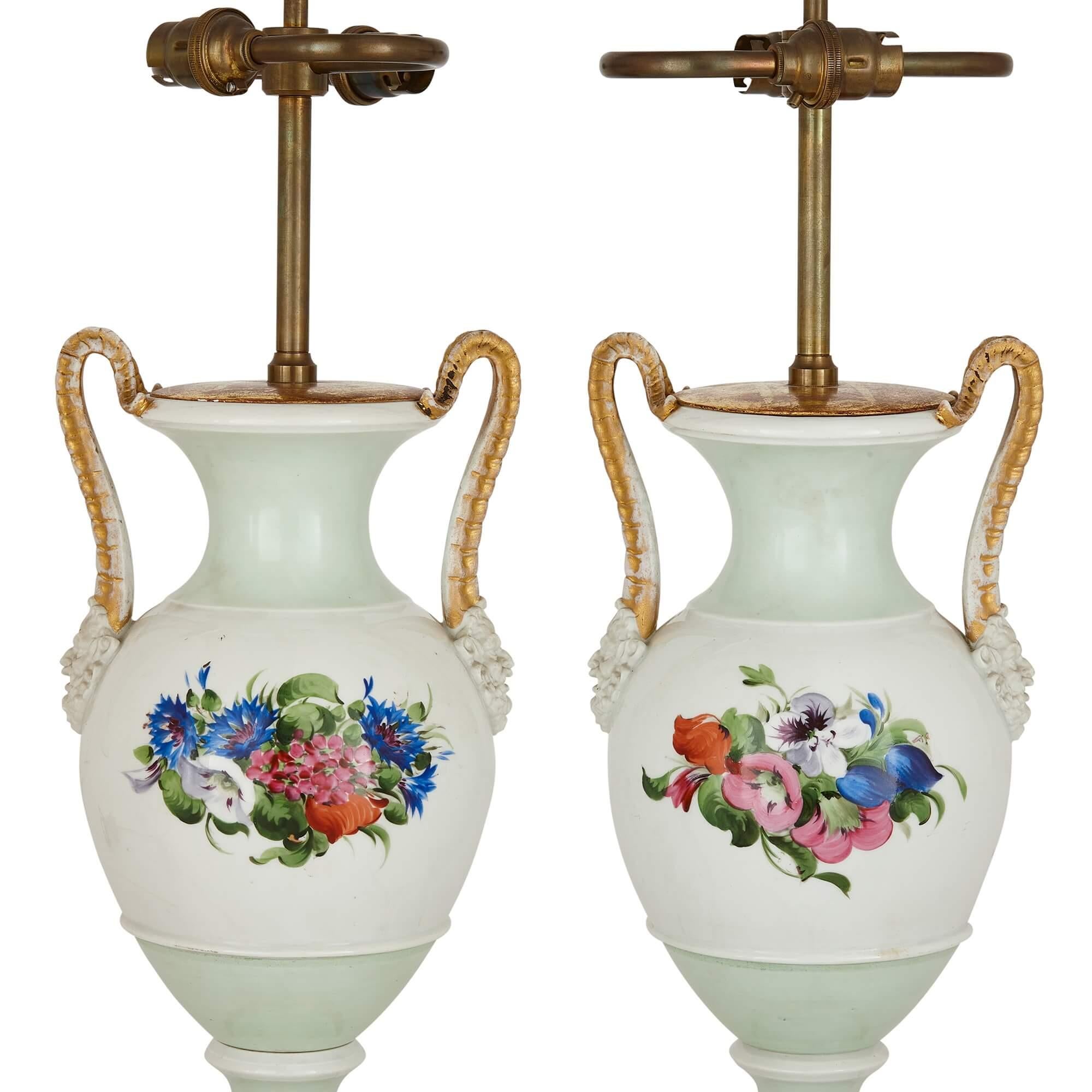 Rococo Paire de lampes anciennes en forme de vase en porcelaine avec décoration florale en vente