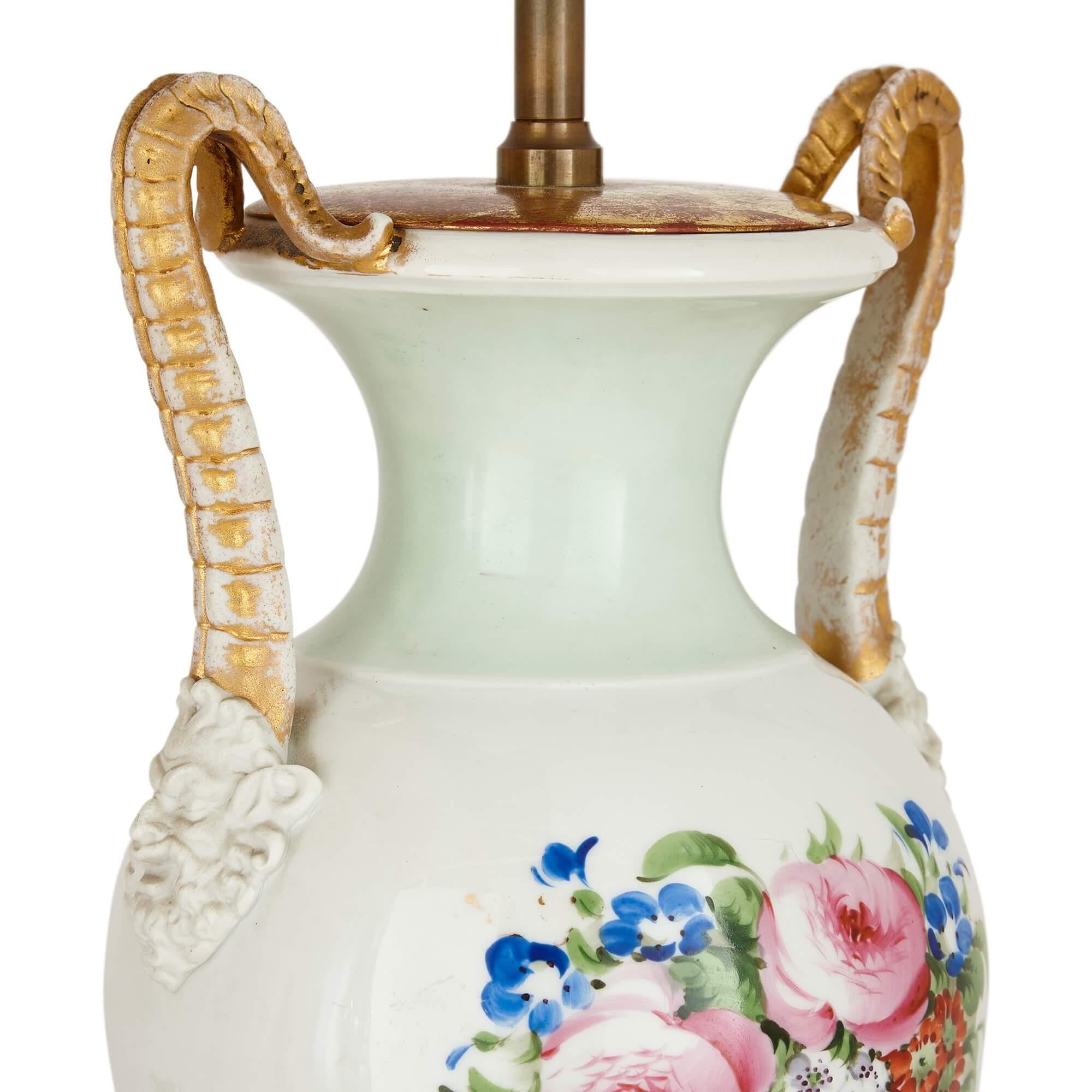 Paar antike Vasenlampen aus Porzellan in Vasenform mit Blumendekor (Europäisch) im Angebot