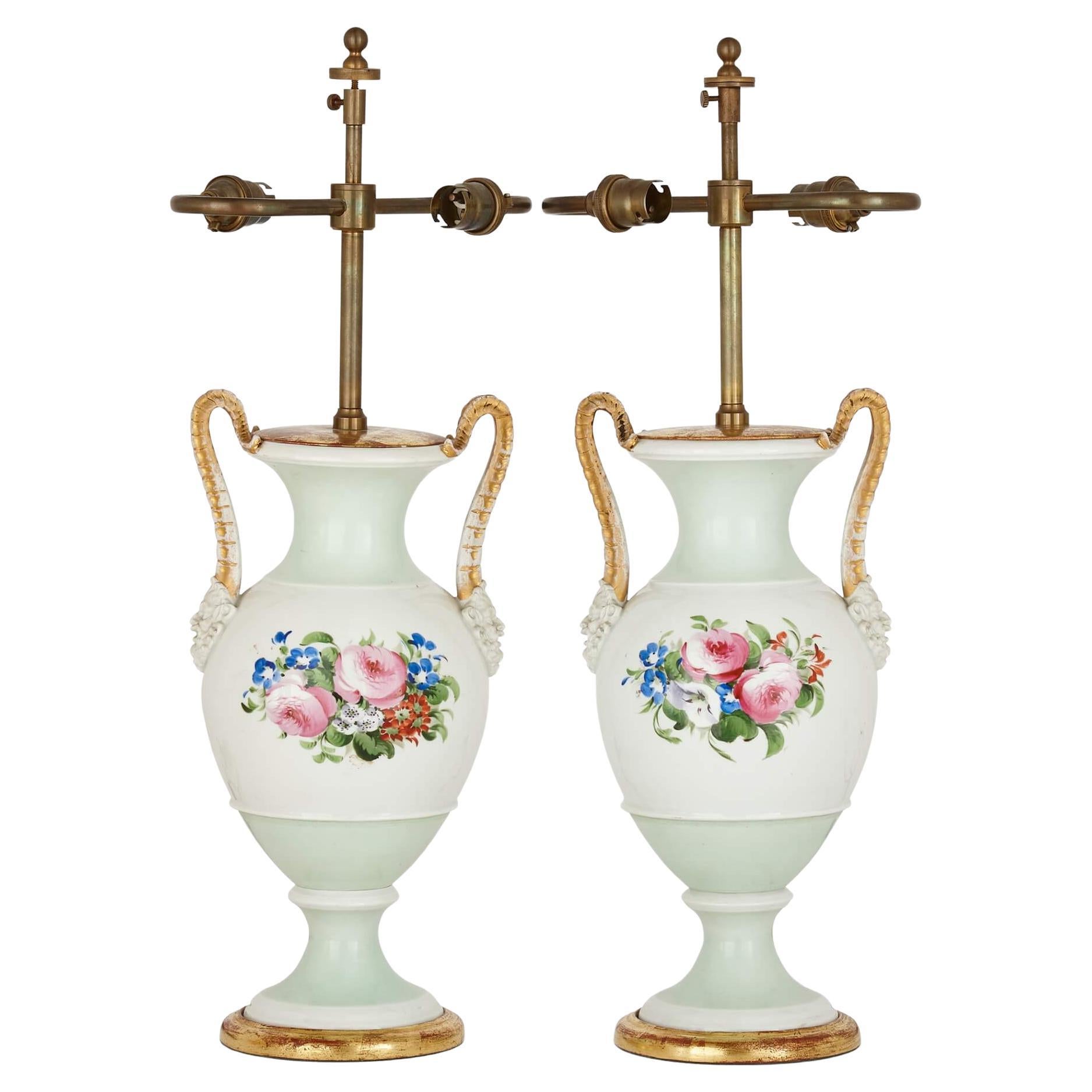 Pareja de lámparas antiguas de porcelana en forma de jarrón con decoración floral