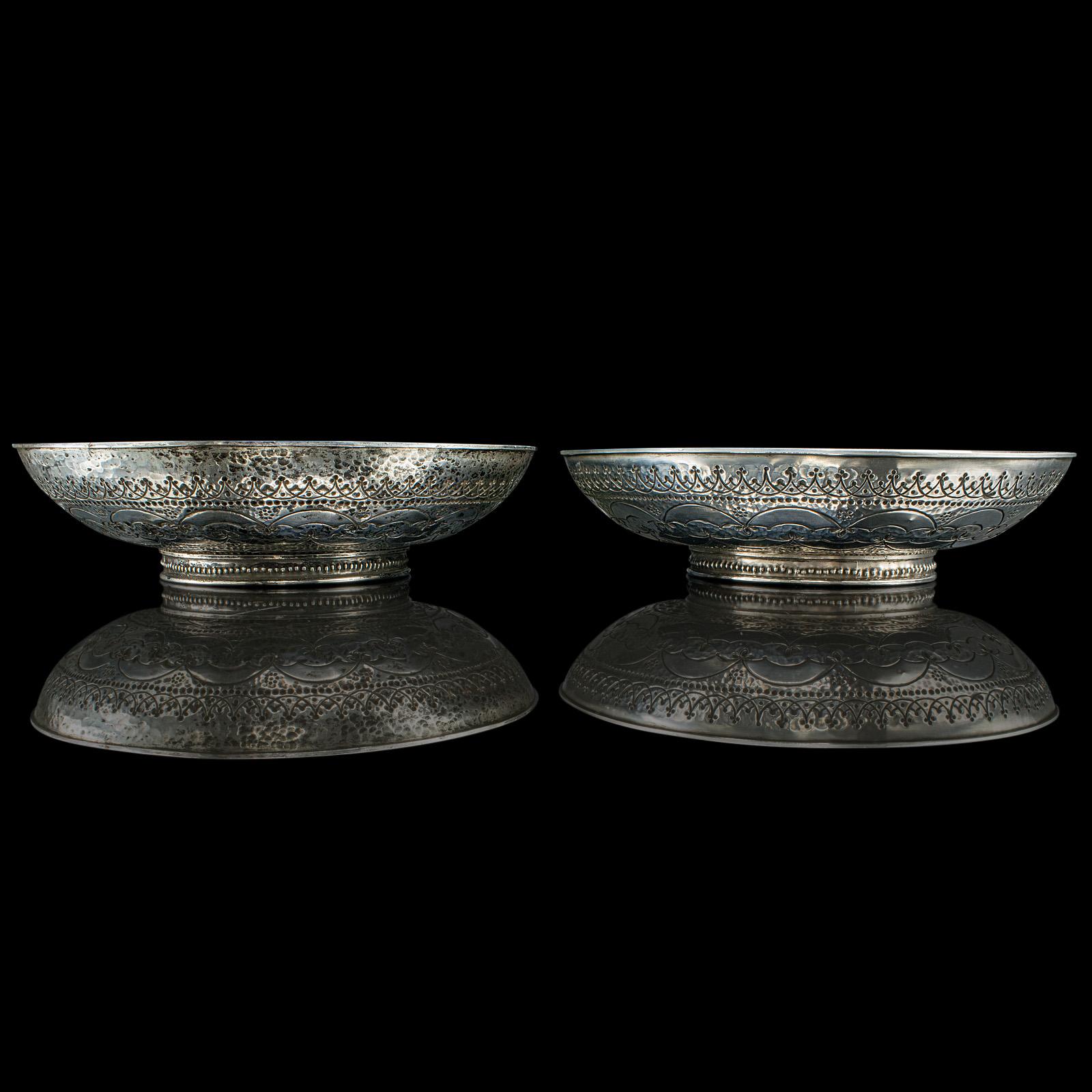 Si tratta di una coppia di piatti da portata antichi. Ciotola decorativa indiana placcata in argento con dettagli in rilievo e motivo a pesce al centro, risalente al primo periodo vittoriano, circa 1850.

Ciotole da portata indiane di grande