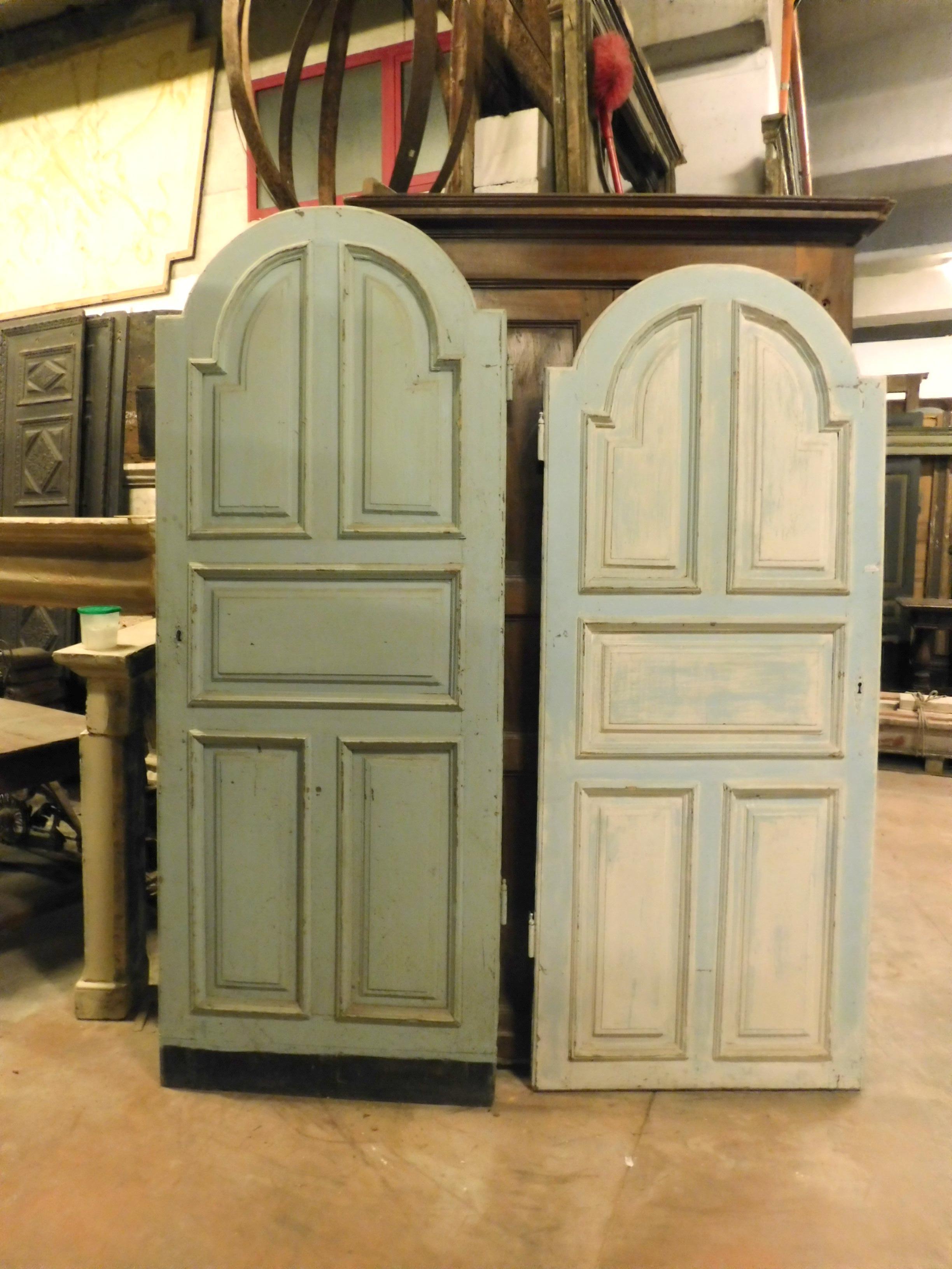 Paar alte provenzalische Innentüren mit geschnitzten, blau bemalten Paneelen, eines davon war ein Paneel (das unterste), gebaut im späten 19. Jahrhundert in Südfrankreich.
Zarte und elegante Farbe, auch geeignet für die Einrichtung, wie Paneele