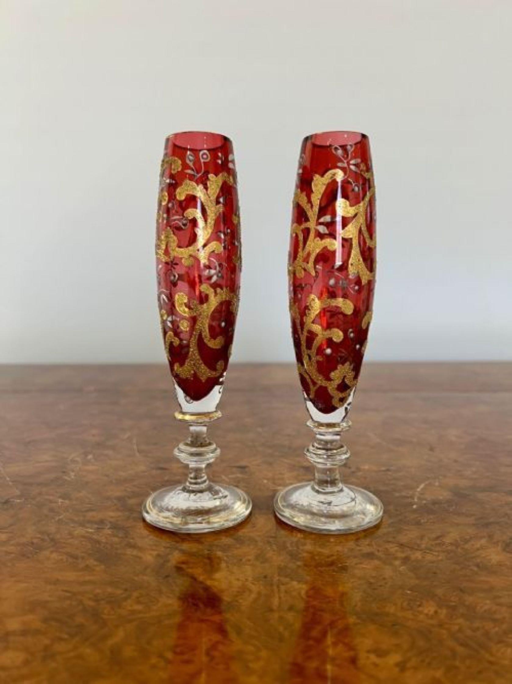 Paar antike böhmische Glasvasen mit einer hochwertig geformten Rubinglasvase mit vergoldetem Dekor, die auf runden Sockeln stehen 