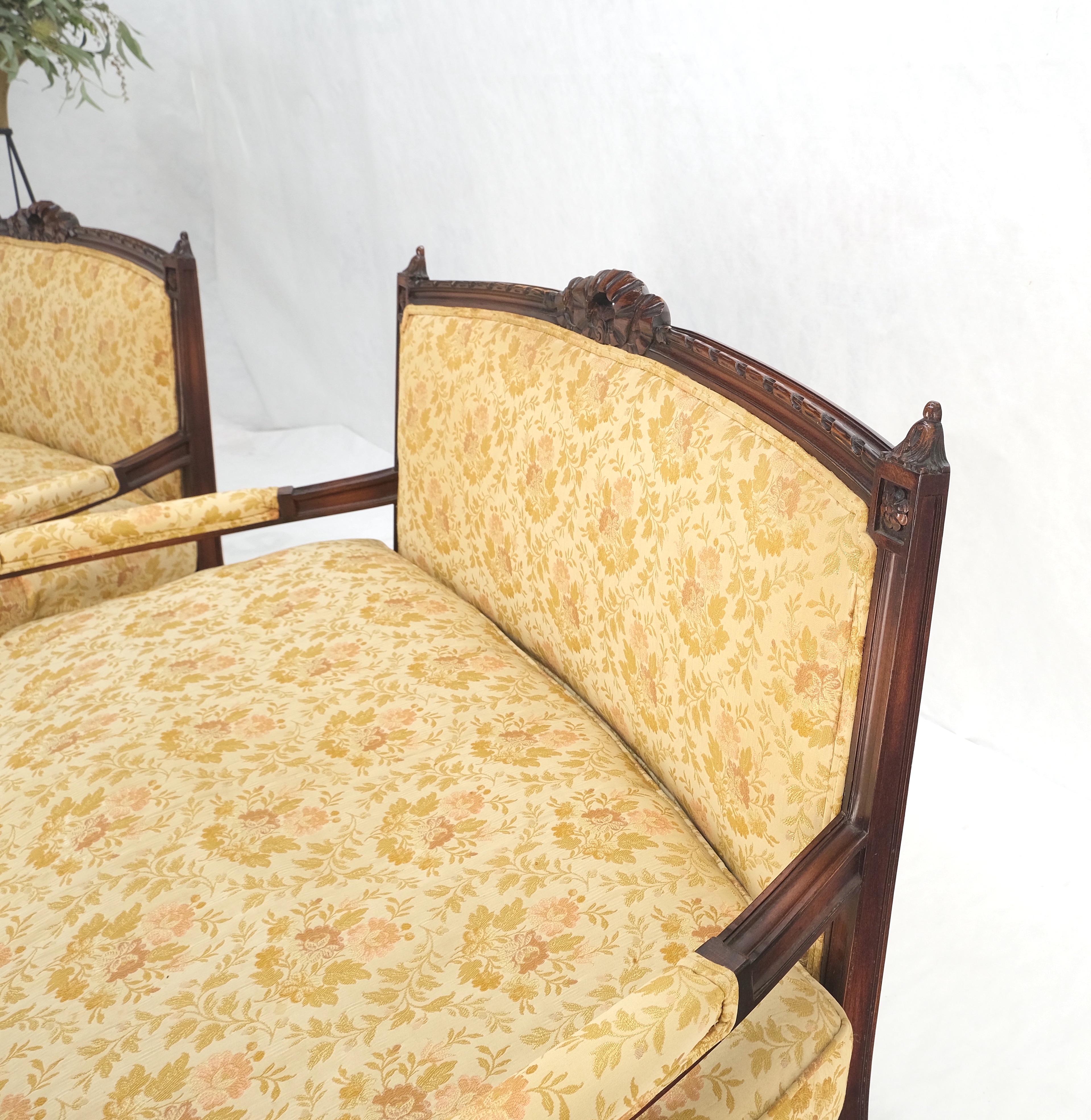 Paar antike geschnitzte Sofas aus Nussbaumholz und Gold mit Polsterung, Love Seats MINT! (amerikanisch) im Angebot