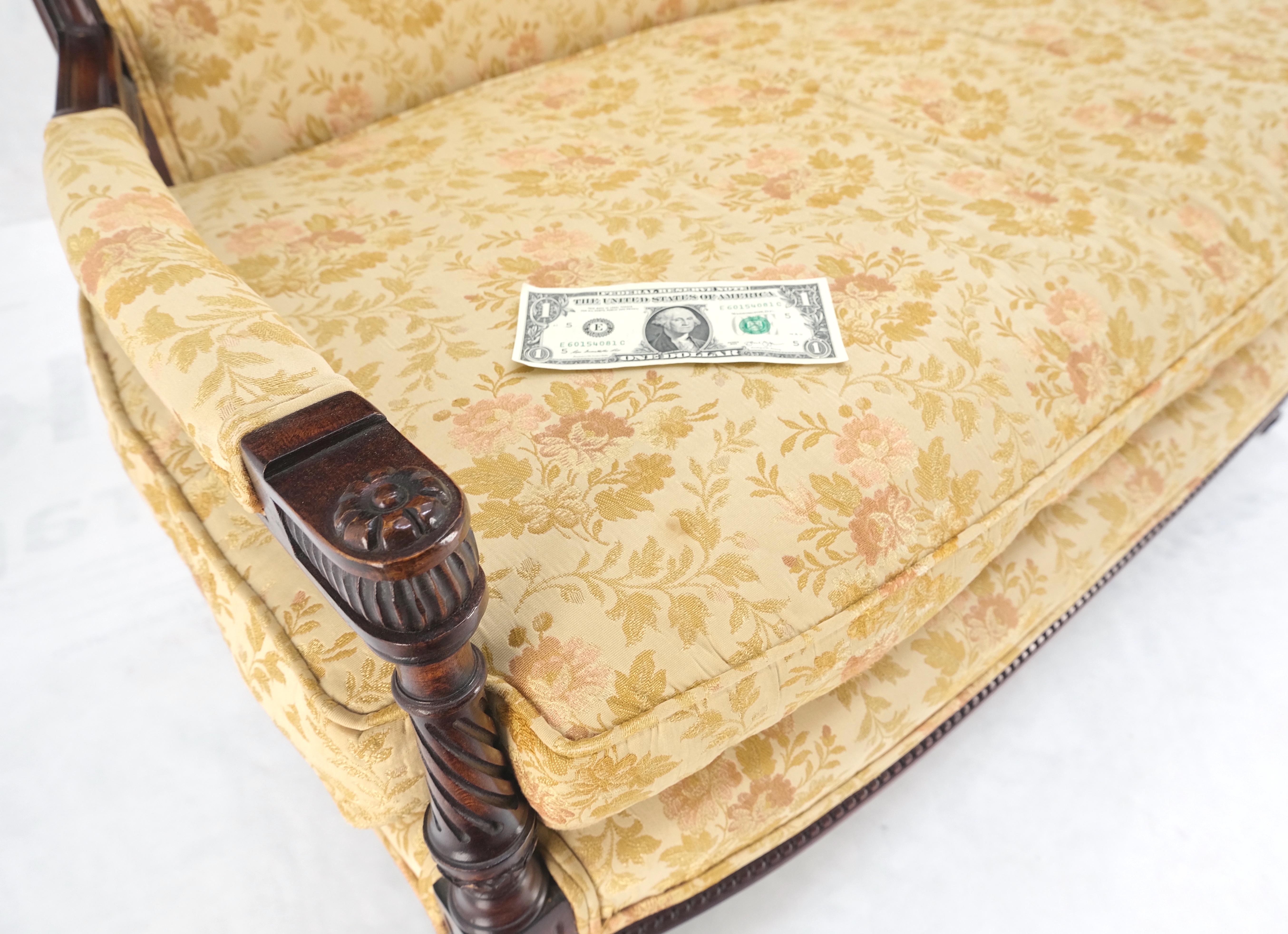 Paar antike geschnitzte Sofas aus Nussbaumholz und Gold mit Polsterung, Love Seats MINT! im Zustand „Gut“ im Angebot in Rockaway, NJ