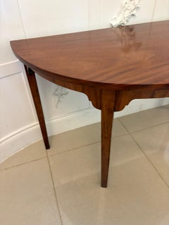 Zwei Konsolentische aus gemasertem Mahagoni in antiker Qualität in Form von Demi Lune