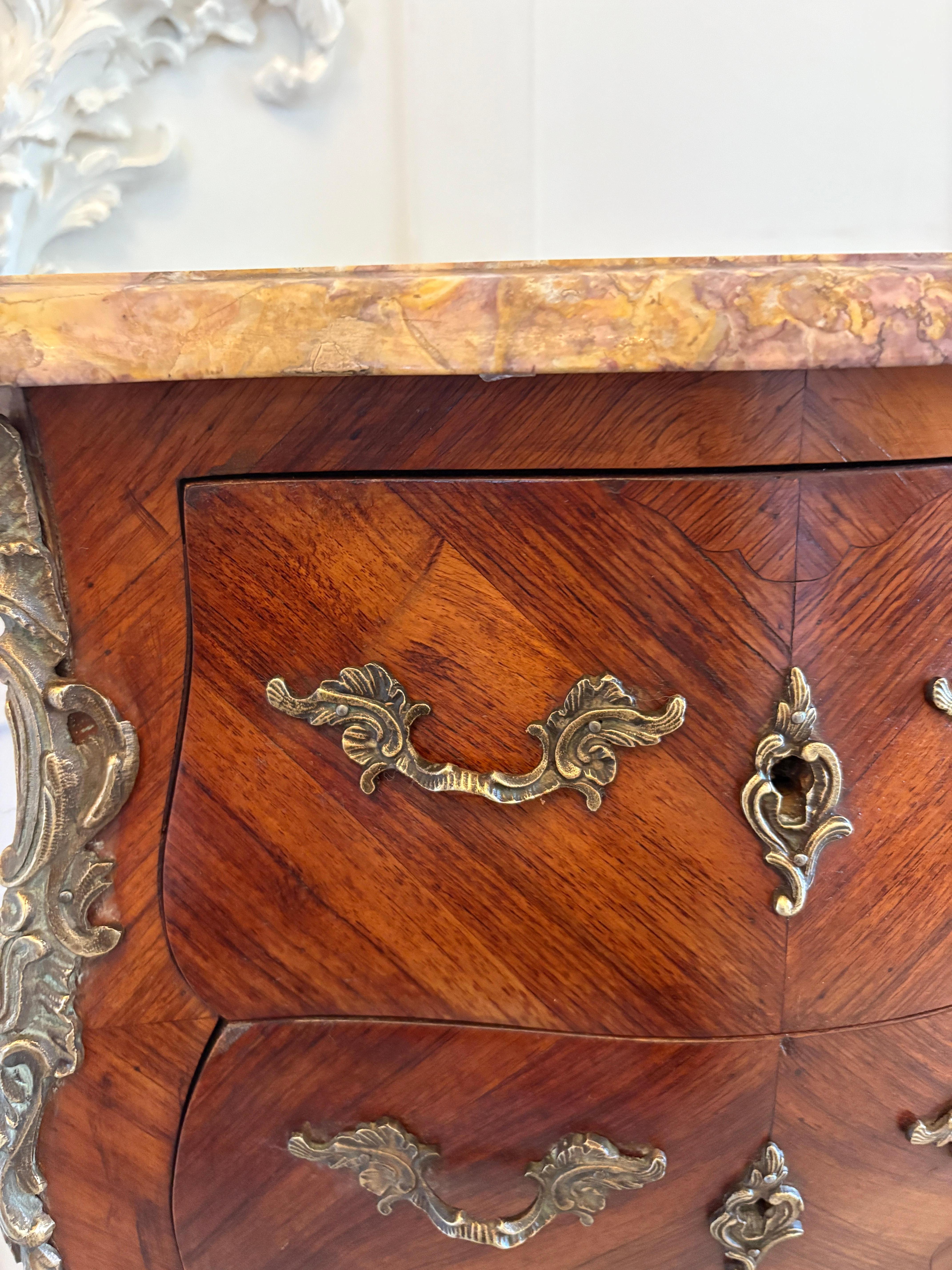 Pair of Antique Quality French Kingwood Marble Top Marquetry Bedside Cabinet For Sale 5