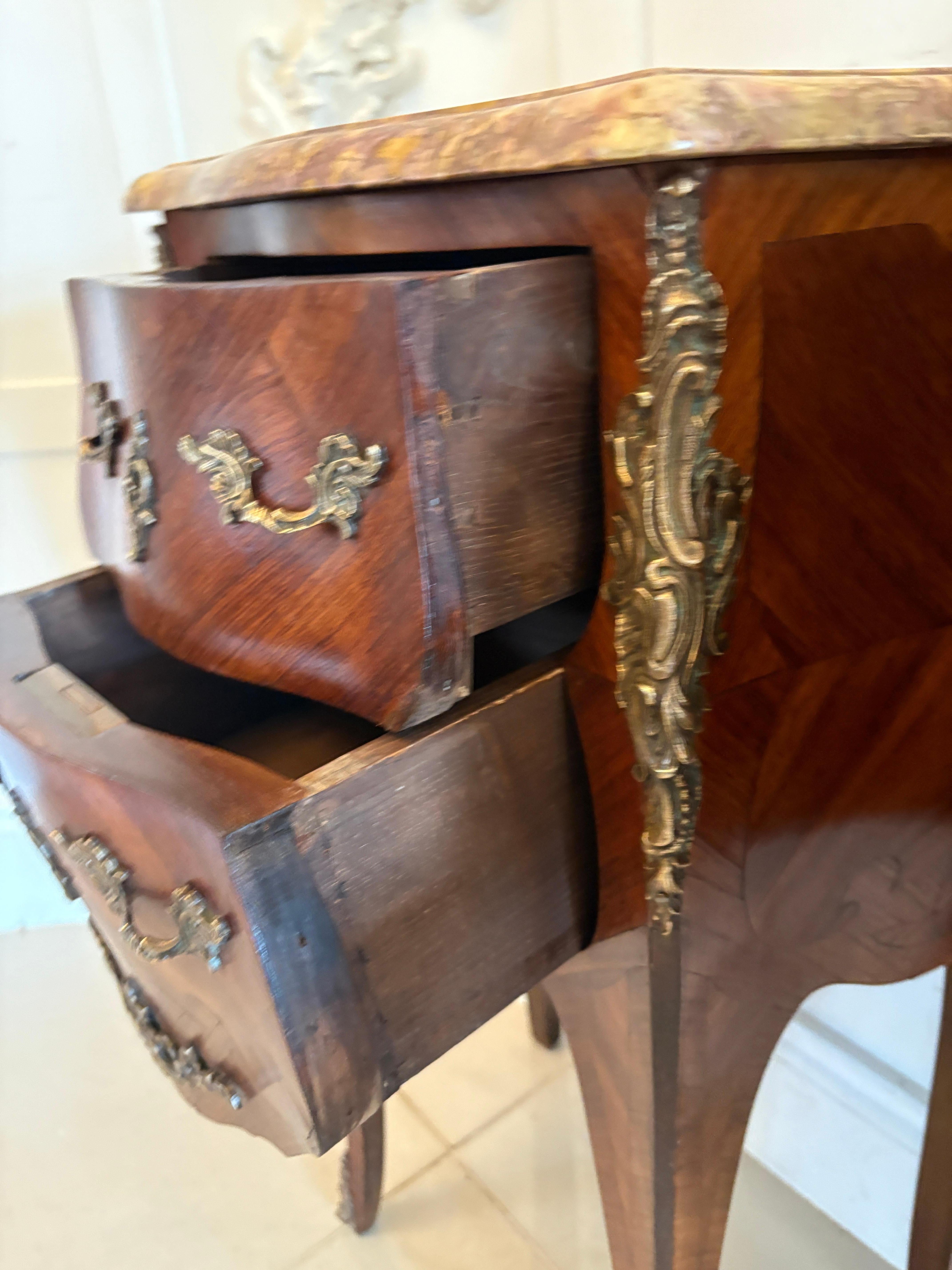 Pair of Antique Quality French Kingwood Marble Top Marquetry Bedside Cabinet In Good Condition For Sale In Suffolk, GB