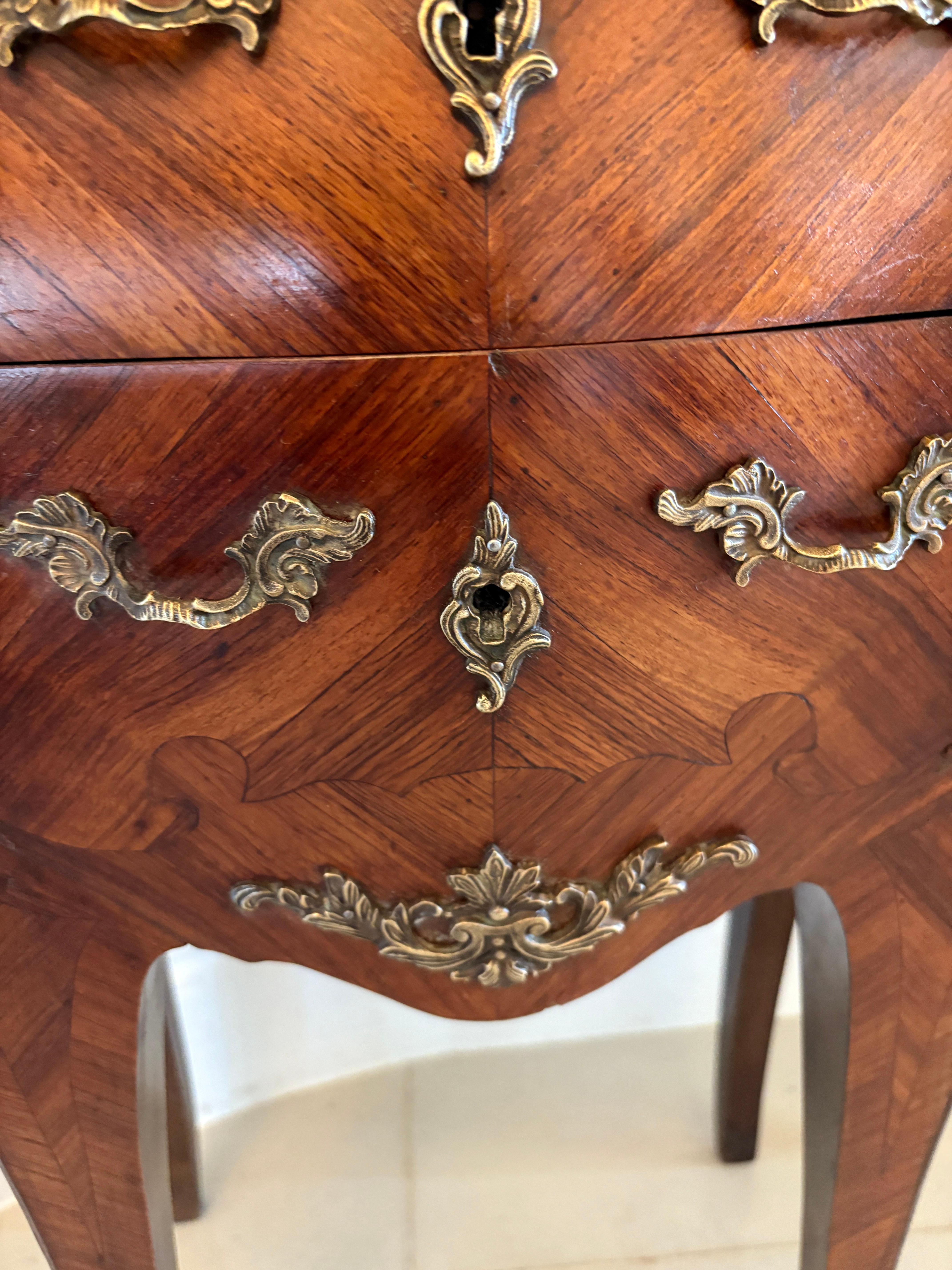 Pair of Antique Quality French Kingwood Marble Top Marquetry Bedside Cabinet For Sale 4