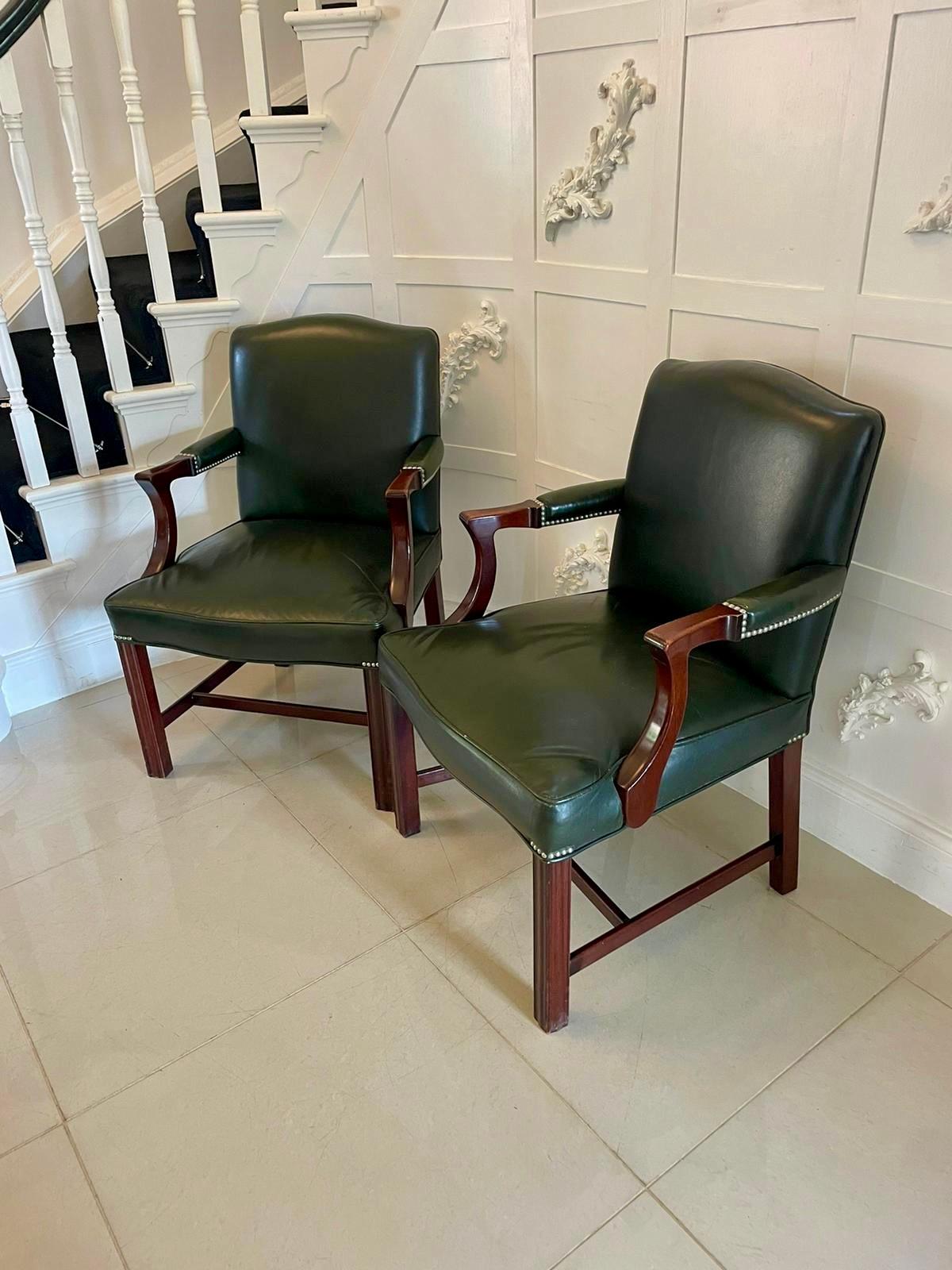 Pareja de sillas de escritorio antiguas de cuero y caoba de calidad, con respaldos y asientos de cuero verde de calidad, brazos abiertos de caoba y cuero sobre patas cuadradas acanaladas en la parte delantera y patas traseras barridas unidas por