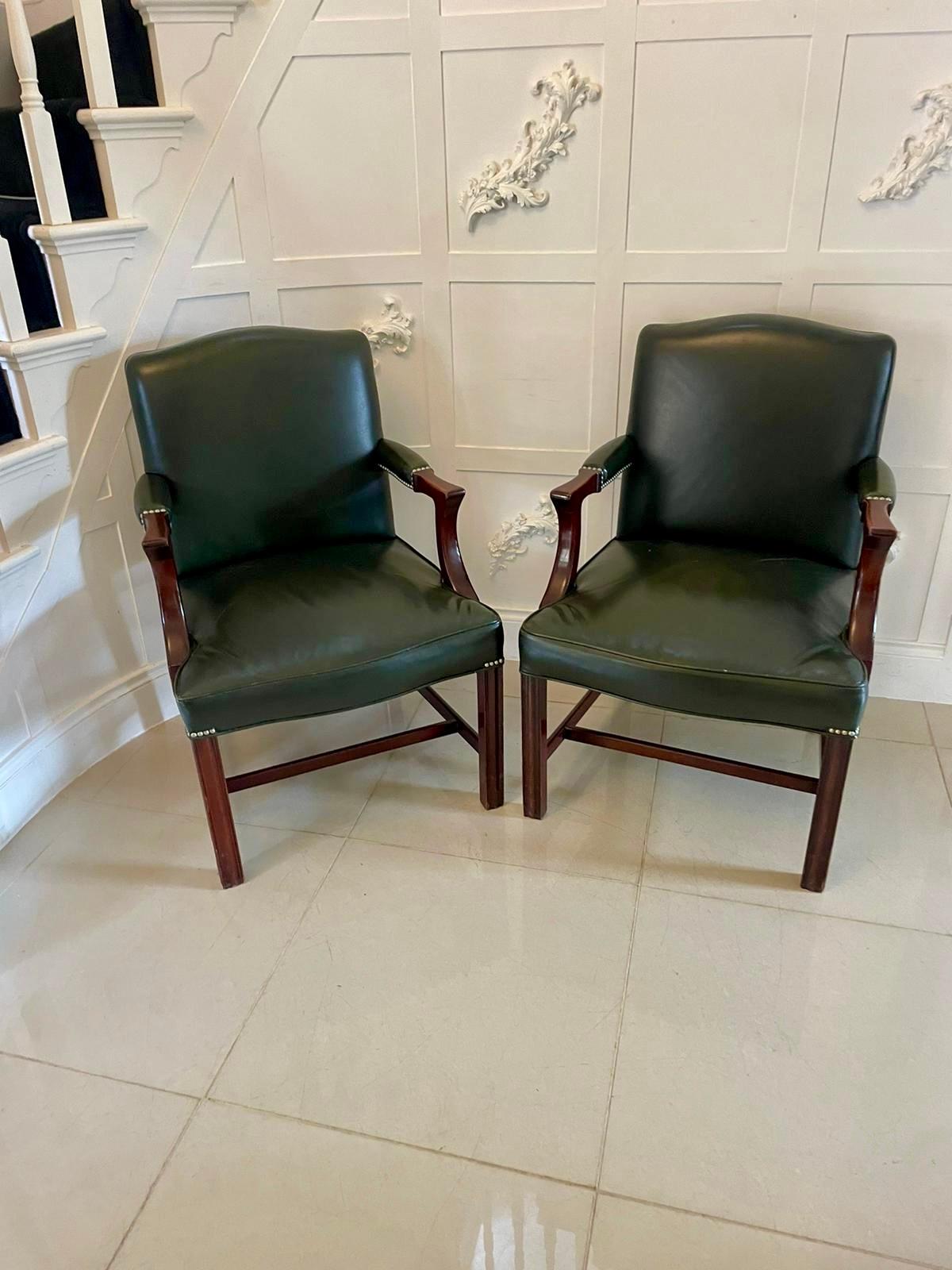 Pareja de sillas de escritorio de cuero y caoba de calidad antigua Inglés en venta