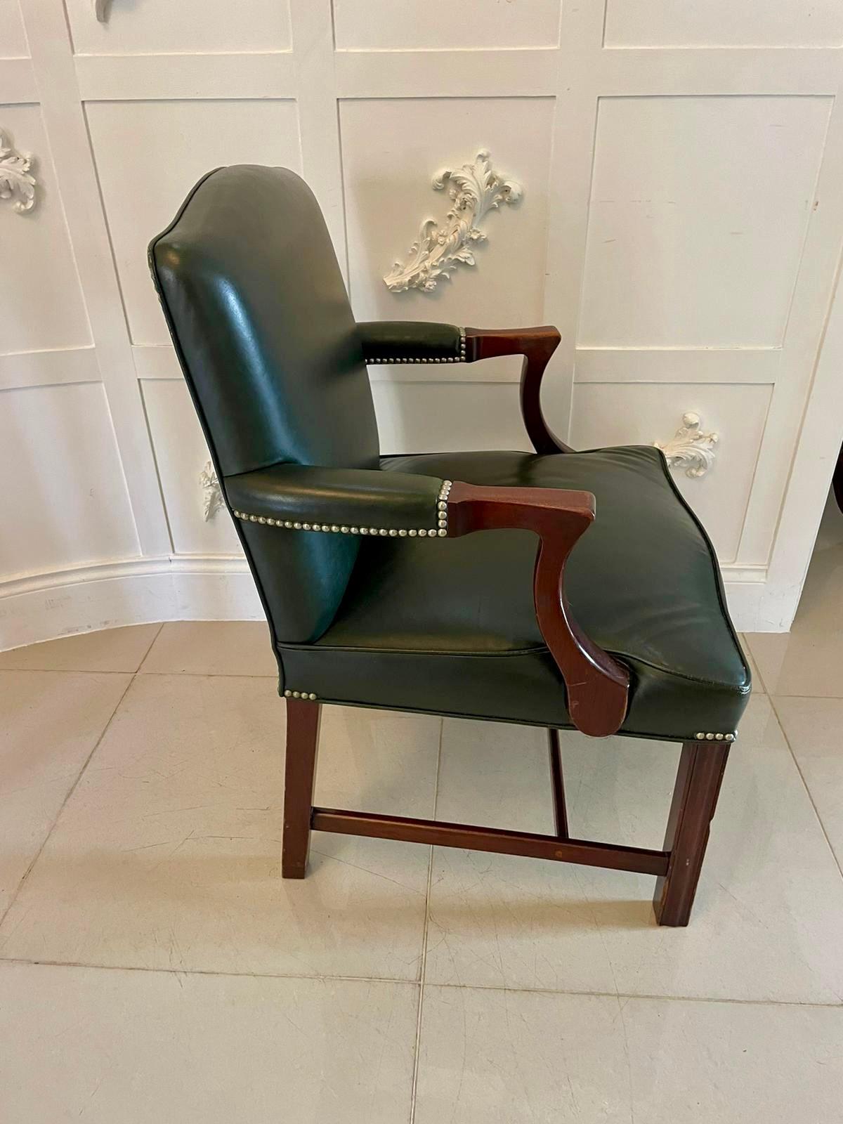 Pareja de sillas de escritorio de cuero y caoba de calidad antigua siglo XX en venta