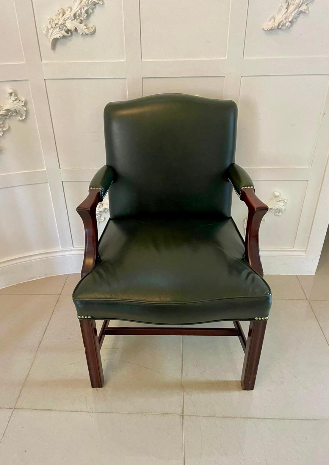 Pareja de sillas de escritorio de cuero y caoba de calidad antigua Otro en venta