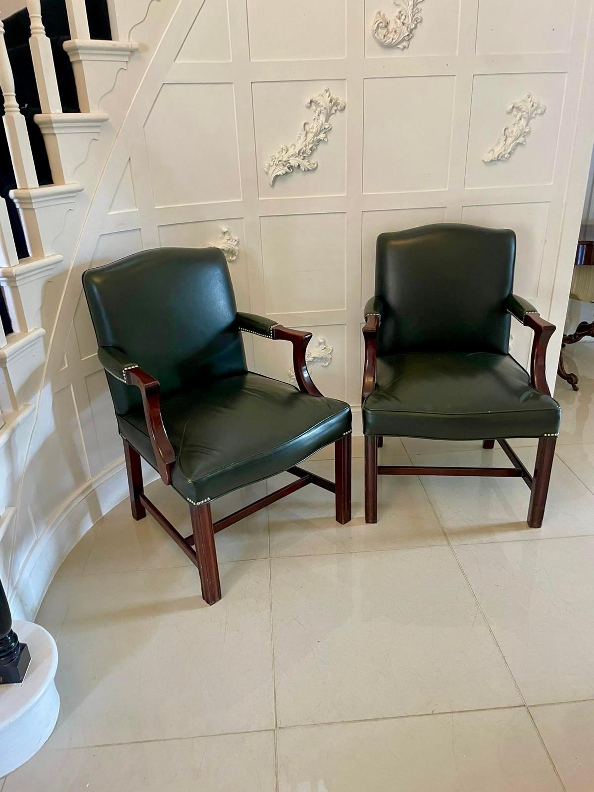 Pareja de sillas de escritorio de cuero y caoba de calidad antigua en venta 1