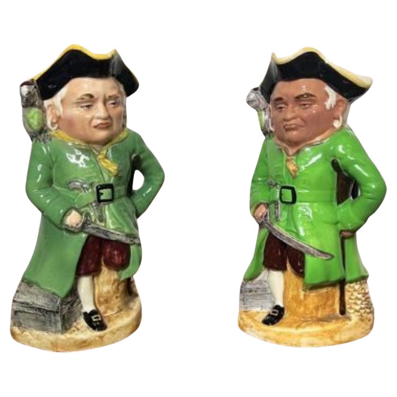 Pareja de jarras Toby de Staffordshire de calidad antigua