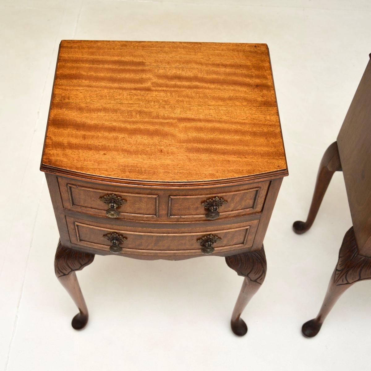 Zwei antike Nachttische im Queen Anne-Stil (Holz) im Angebot