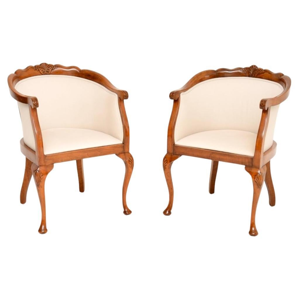 Pair of Antique Queen Anne Style Walnut Tub Armchairs en venta