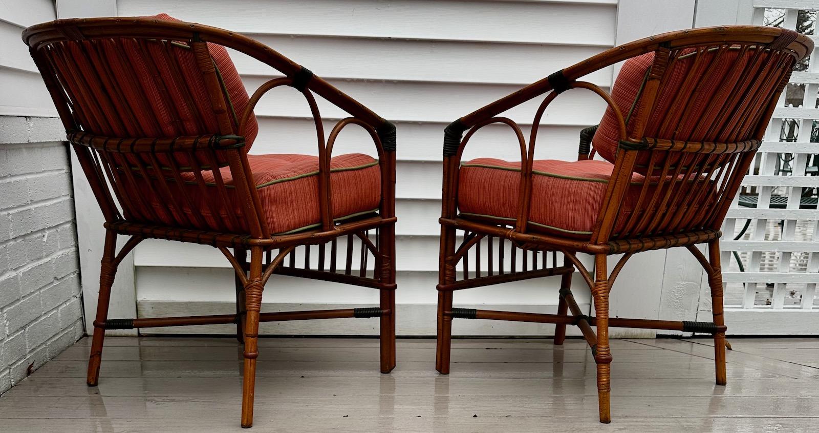 Paar antike Rattan-Arm-/Esszimmerstühle (Moderne der Mitte des Jahrhunderts) im Angebot