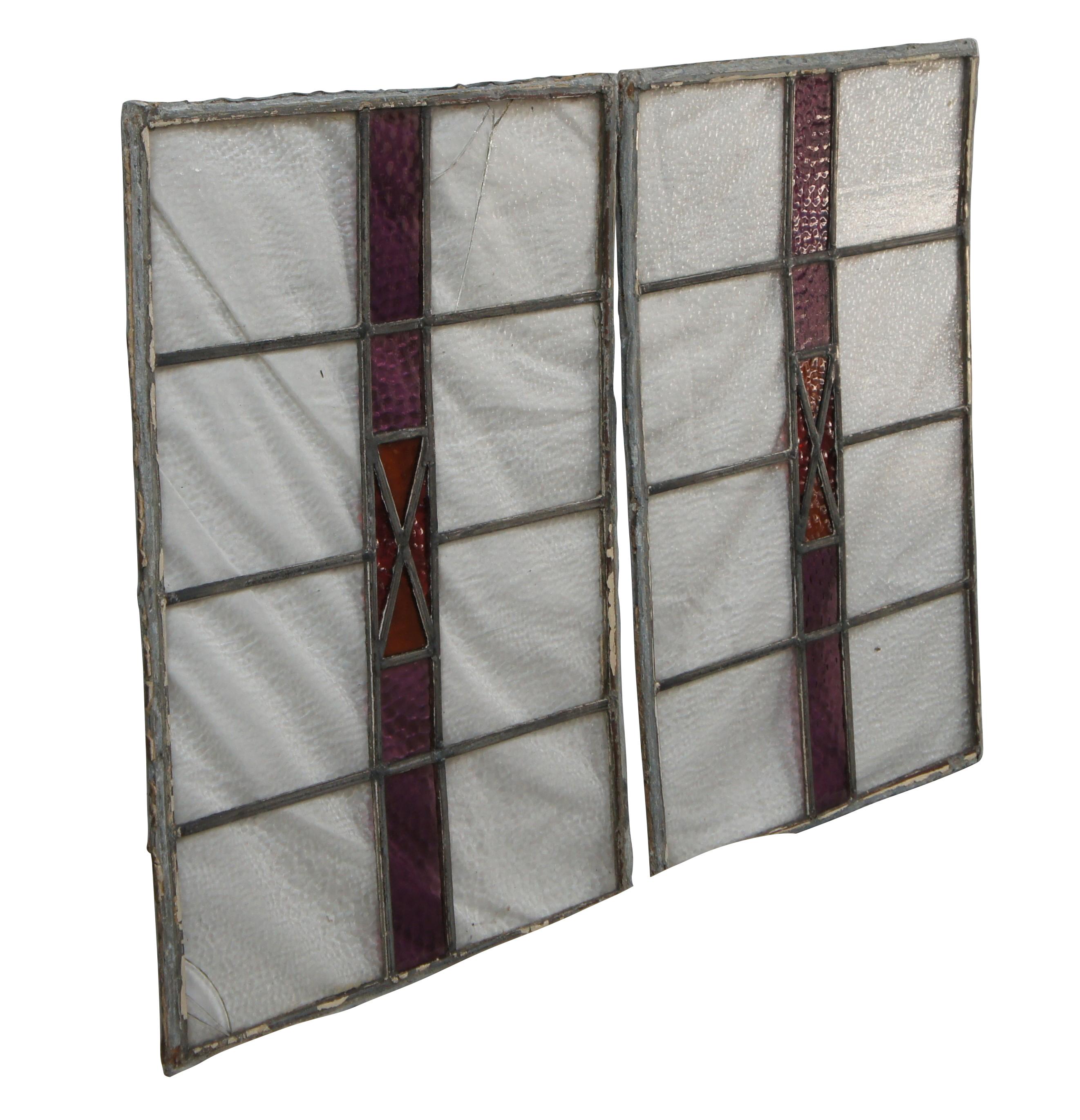 Pareja de antiguas vidrieras victorianas emplomadas.  Presenta un diseño cuadriculado con una franja amatista y un centro en forma de X en rojo.  El cristal tiene un motivo de guijarros.

Dimensiones:
21