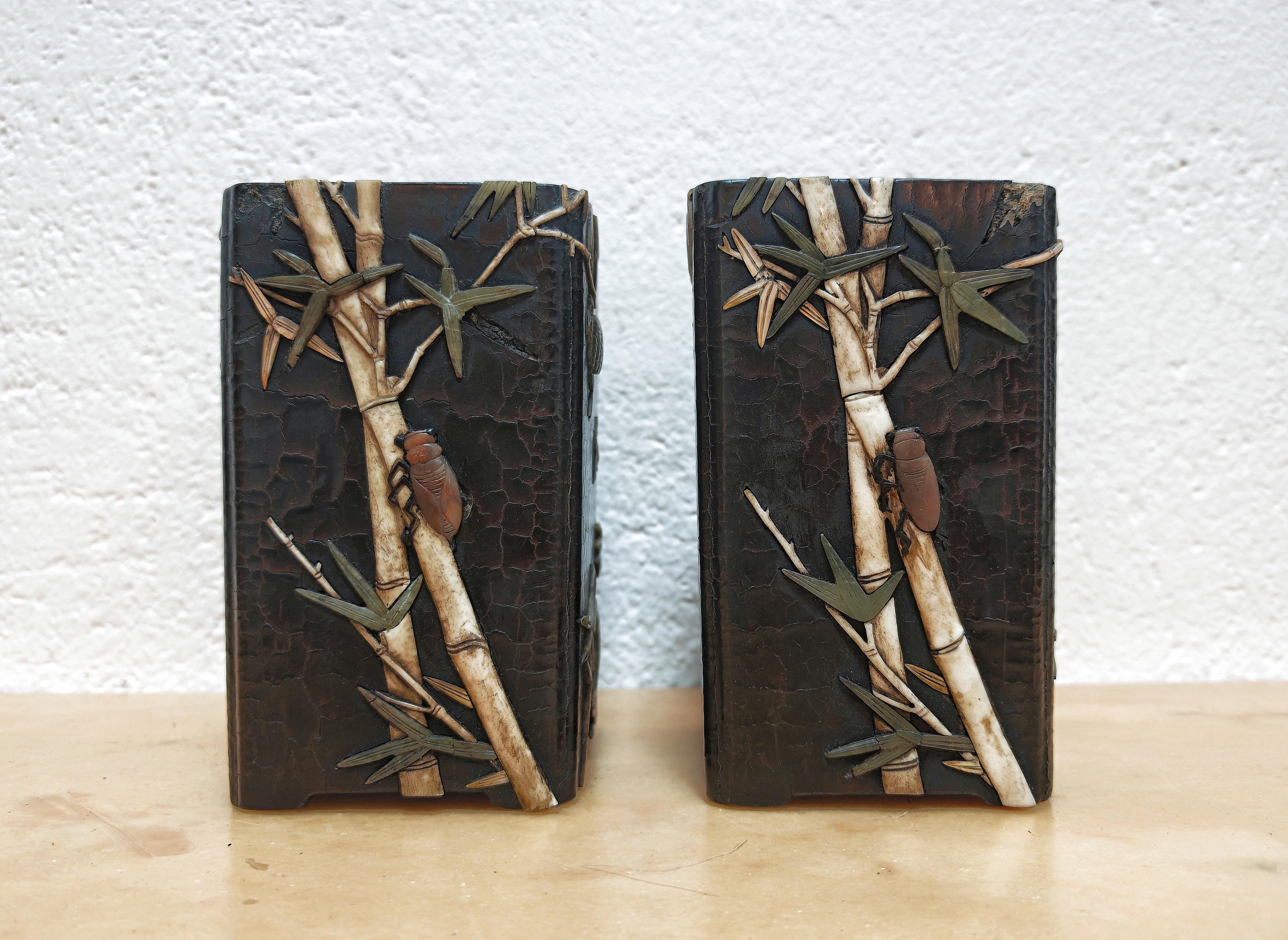 In dieser Auflistung finden Sie ein Paar antike Intarsien schwarz lackiertem Holz Pinsel Töpfe In rechteckiger Form. Sie sind mit Jade, Speckstein und Elfenbein verziert und stellen Blumen, Bambus, Frösche, Grillen und Bienen dar, was sie zu