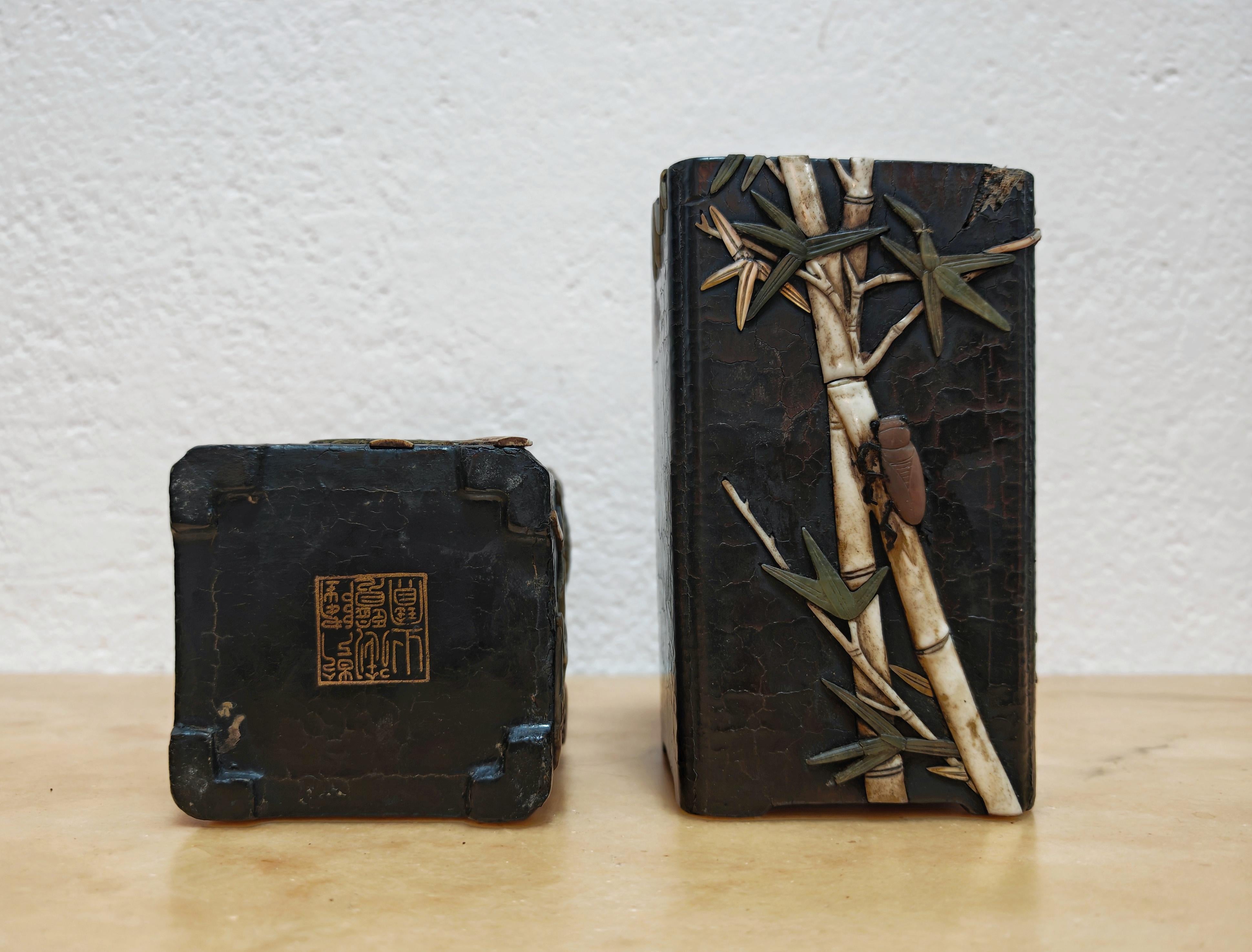 Paar antike rechteckige Pinseltöpfe, schwarzer Lack mit Intarsien, China um 1800 (Chinesischer Export) im Angebot