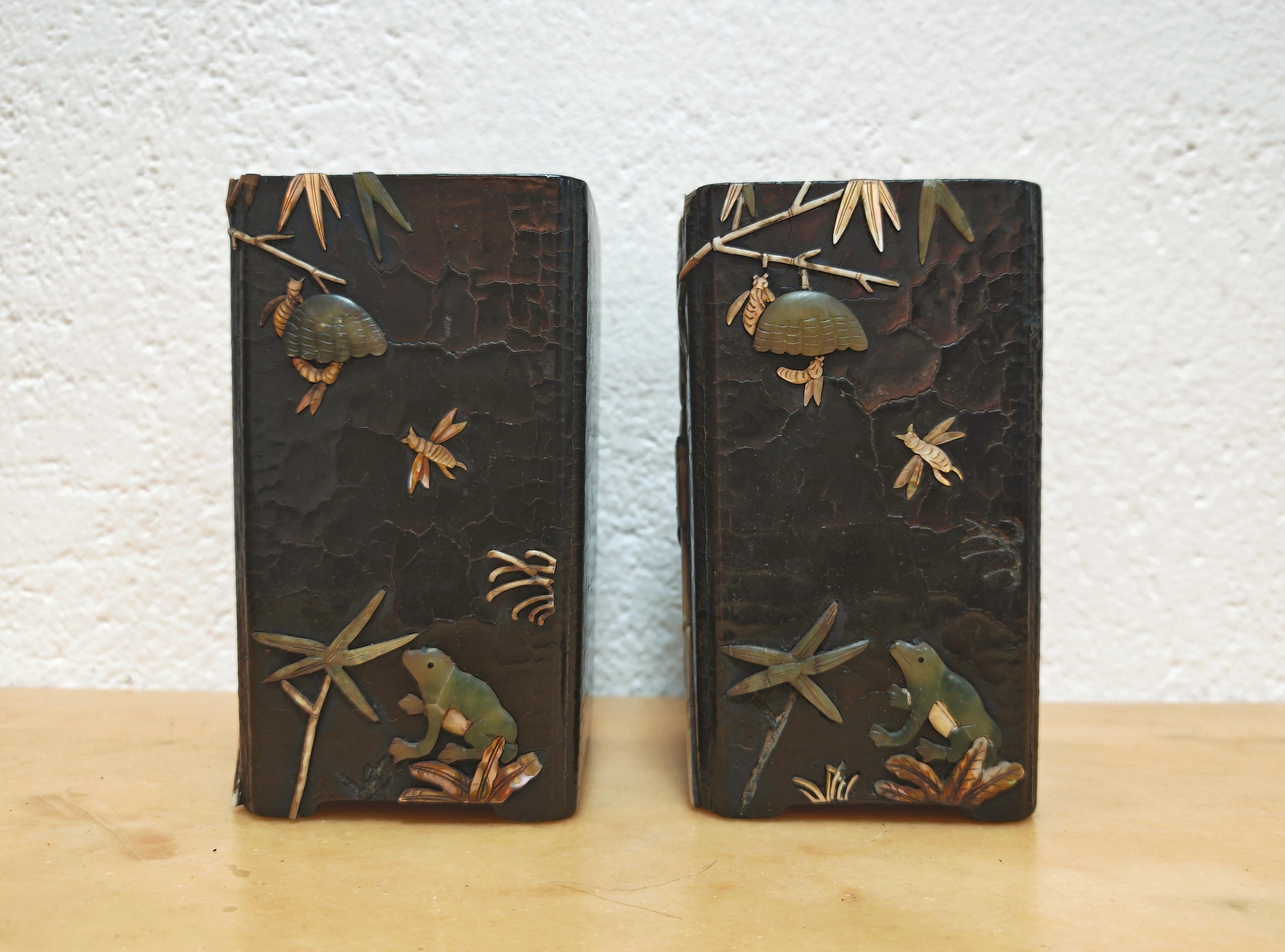 Paar antike rechteckige Pinseltöpfe, schwarzer Lack mit Intarsien, China um 1800 (Chinesisch) im Angebot