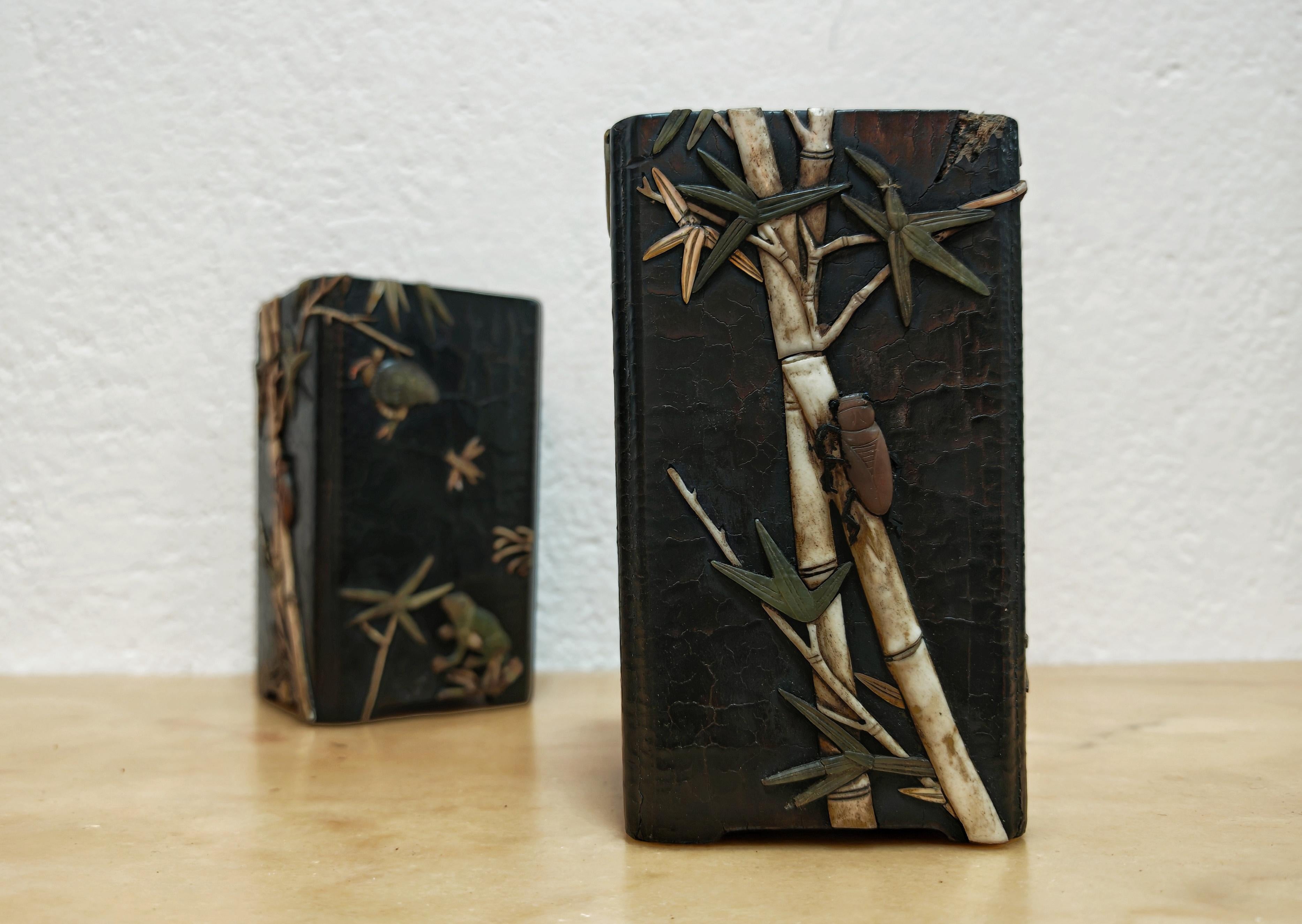 Paar antike rechteckige Pinseltöpfe, schwarzer Lack mit Intarsien, China um 1800 (19. Jahrhundert) im Angebot