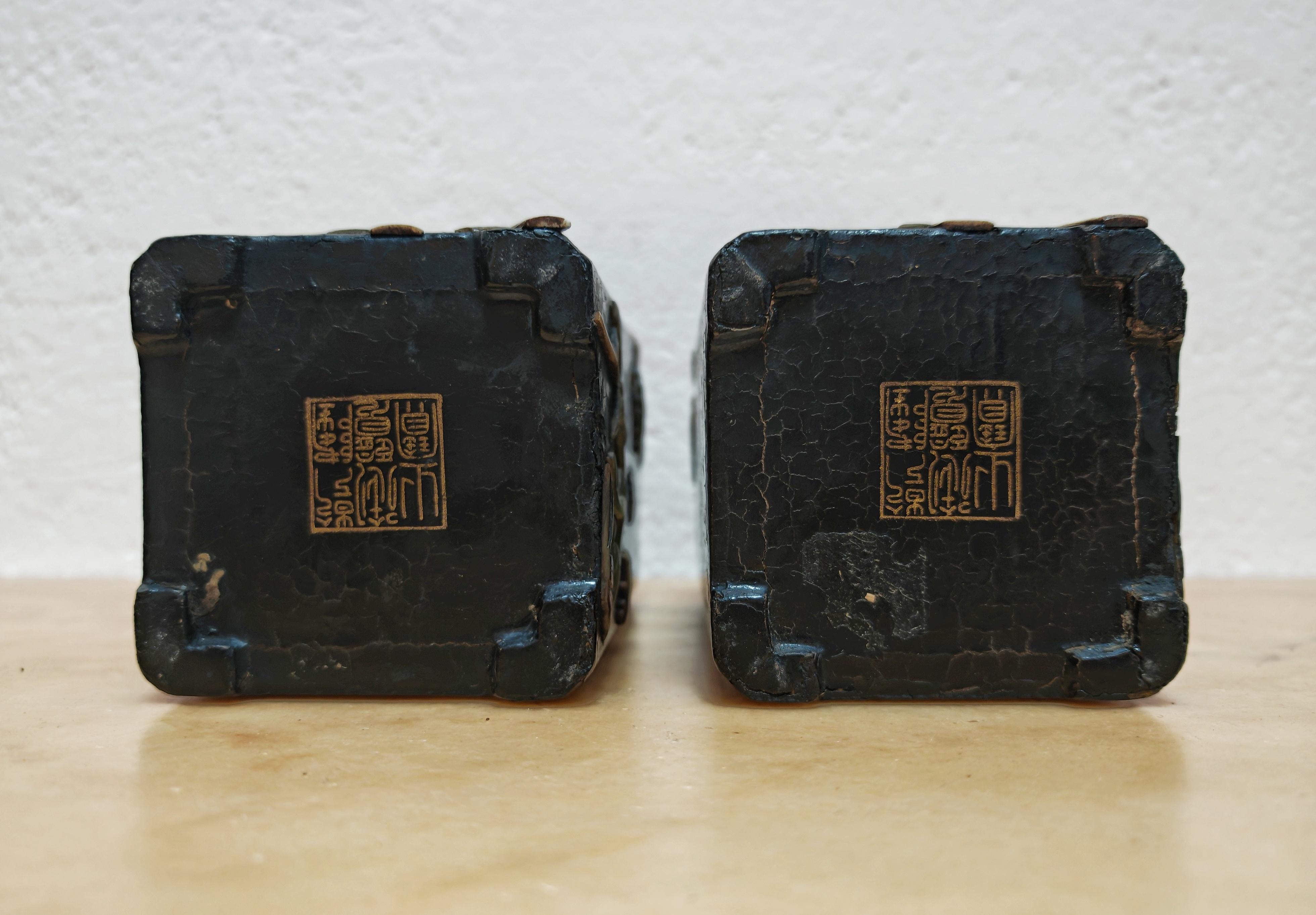 Paar antike rechteckige Pinseltöpfe, schwarzer Lack mit Intarsien, China um 1800 (Jade) im Angebot