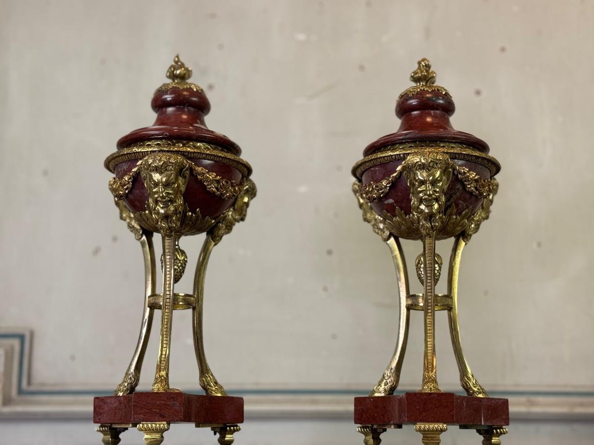 Pair Of Antique Red Marble Tripod Vases In The Louis XVI Style Circa 1880 In Excellent Condition For Sale In Honnelles, WHT