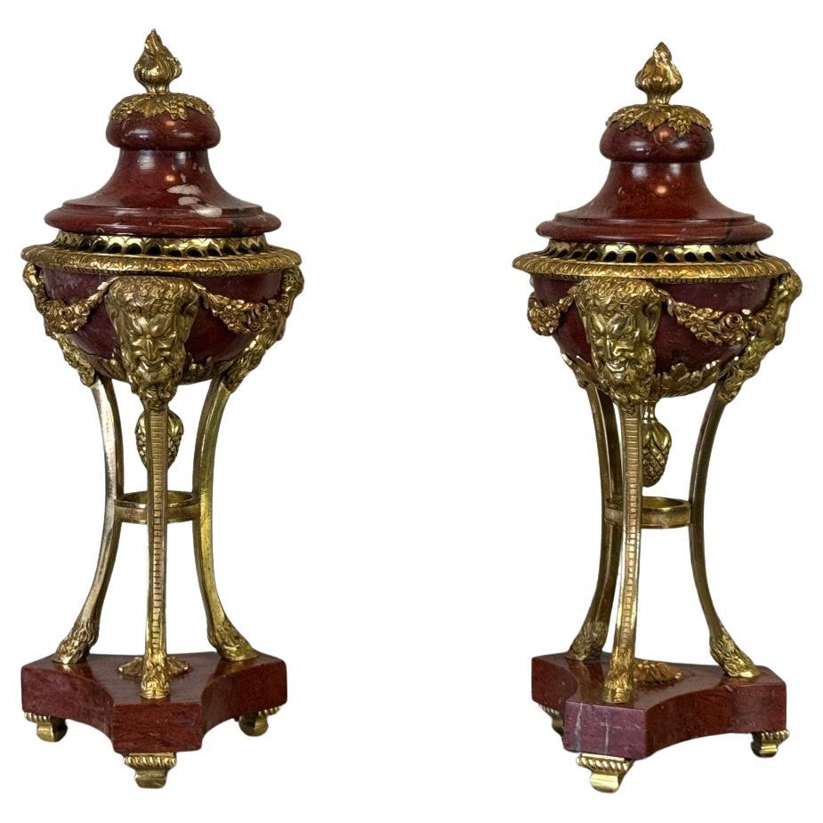 Coppia di antichi vasi tripodi in marmo rosso in stile Luigi XVI Circa 1880