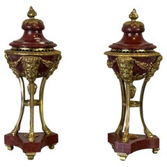 Pareja De Jarrones Trípodes Antiguos De Mármol Rojo Estilo Luis XVI Circa 1880